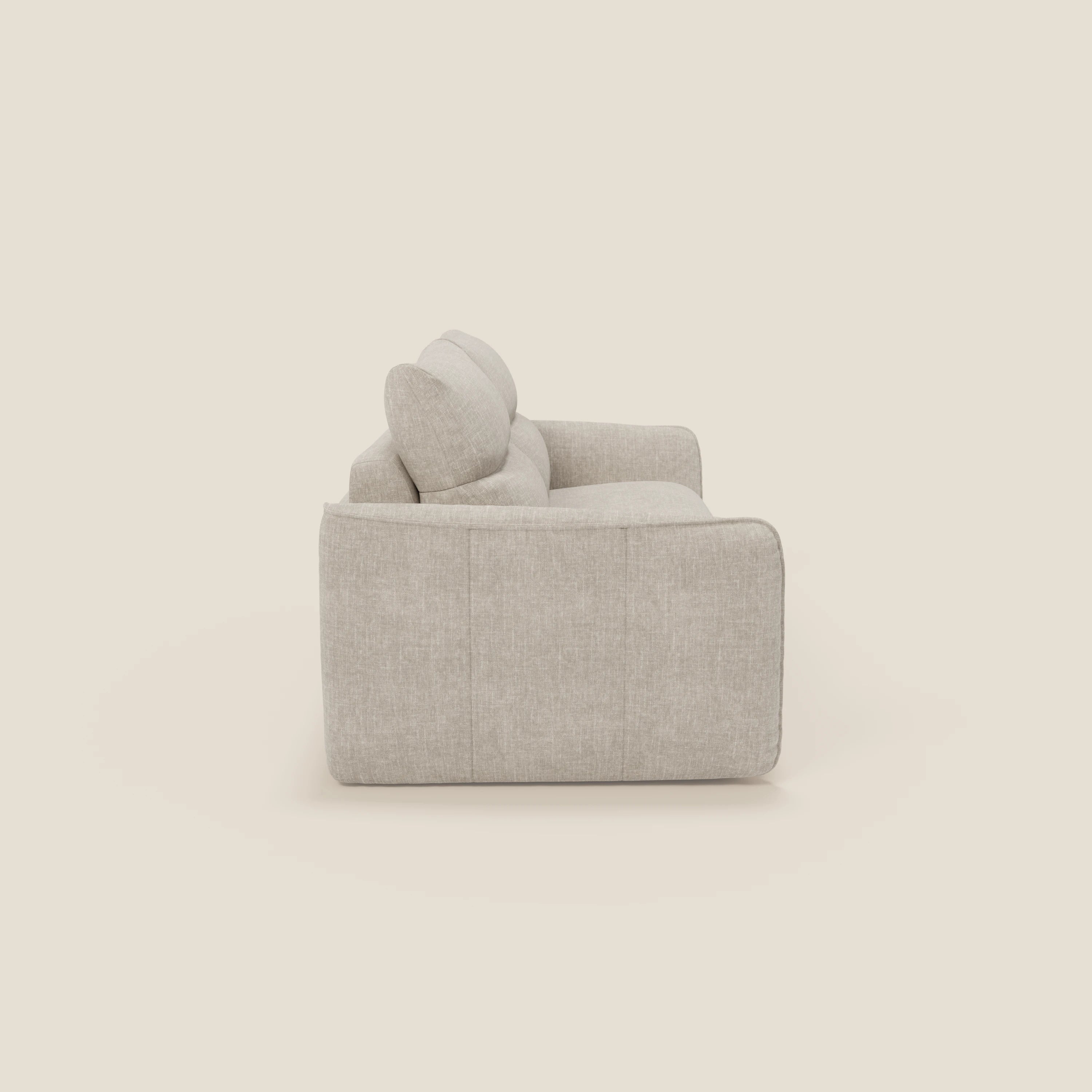 Vista laterale del Divano letto Elios di Divani.Store in tessuto smacchiabile T24 bianco latte, con cuscini in spalliera e braccioli spessi. La forma squadrata e il rivestimento morbido e facile da pulire sottolineano il comfort e lo stile.
