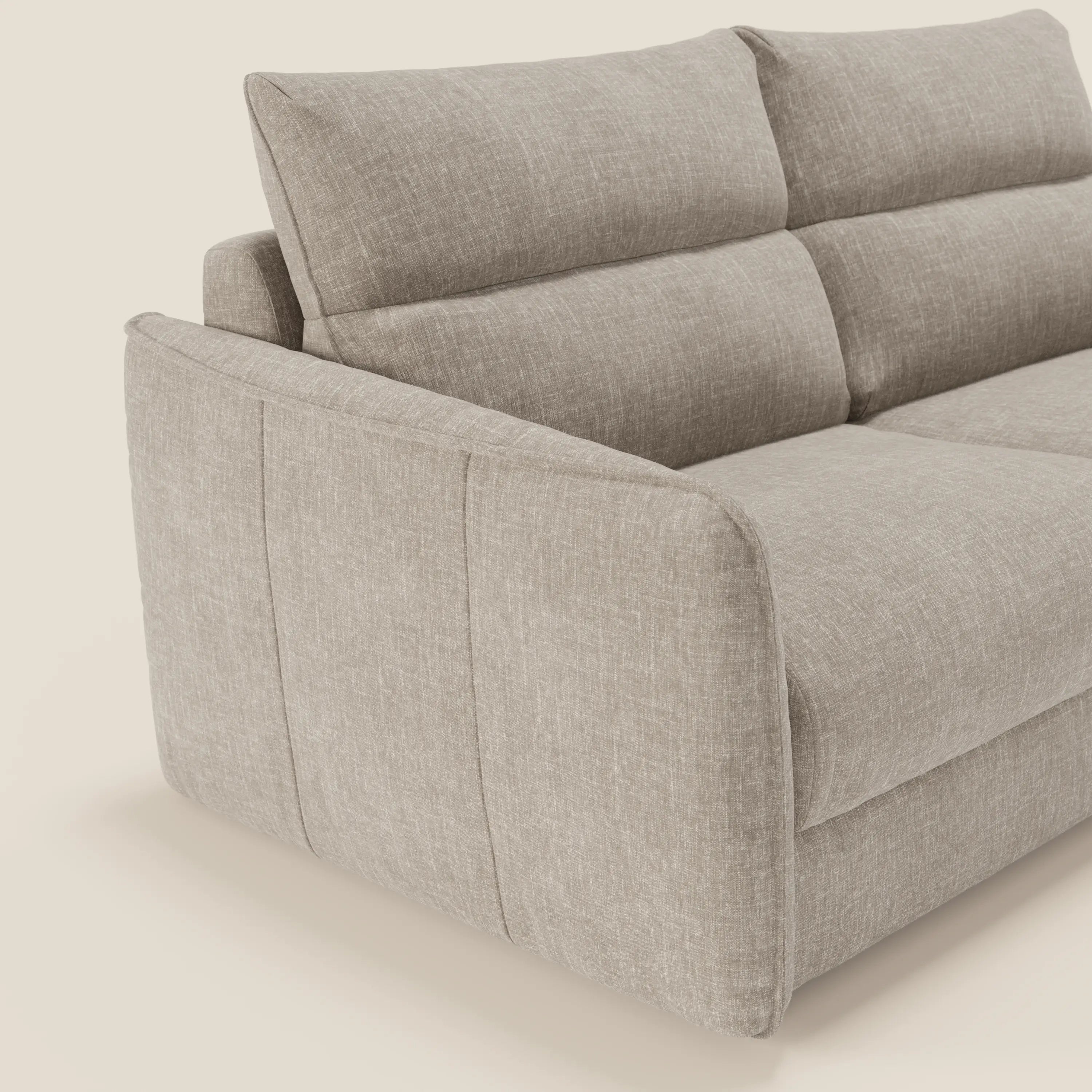 Primo piano del divano letto Elios con morbidi cuscini spalliera in tessuto smacchiabile T24 lino chiaro di Divani.Store, caratterizzato da un tessuto grigio chiaro, cuscini divisi in peluche e un design minimalista su uno sfondo semplice.