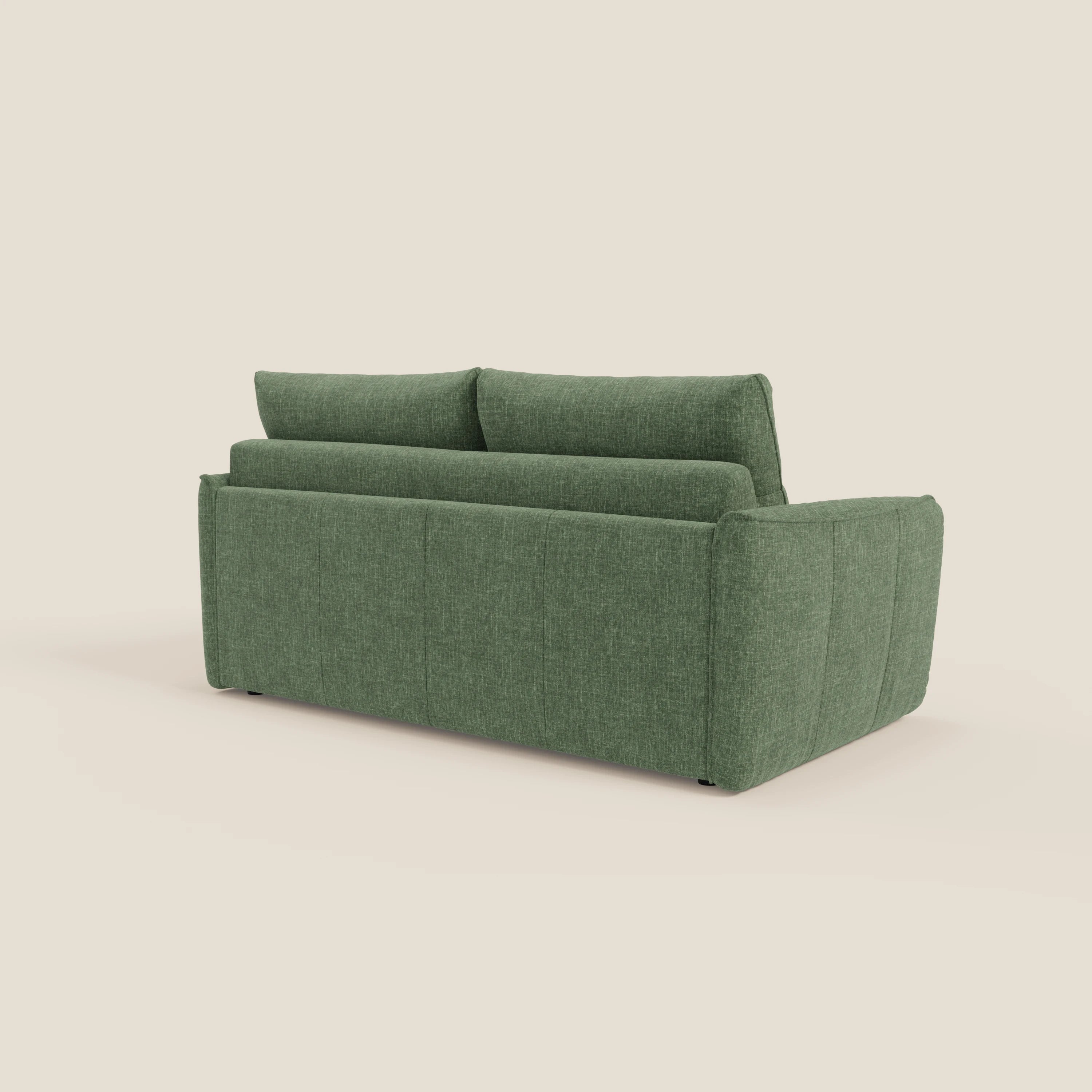 Il divano letto Elios di Divani.Store è presentato in posizione inclinata, con due morbidi cuscini di schienale e ampi braccioli imbottiti in tessuto smacchiabile T24 verde oliva, su uno sfondo beige chiaro.