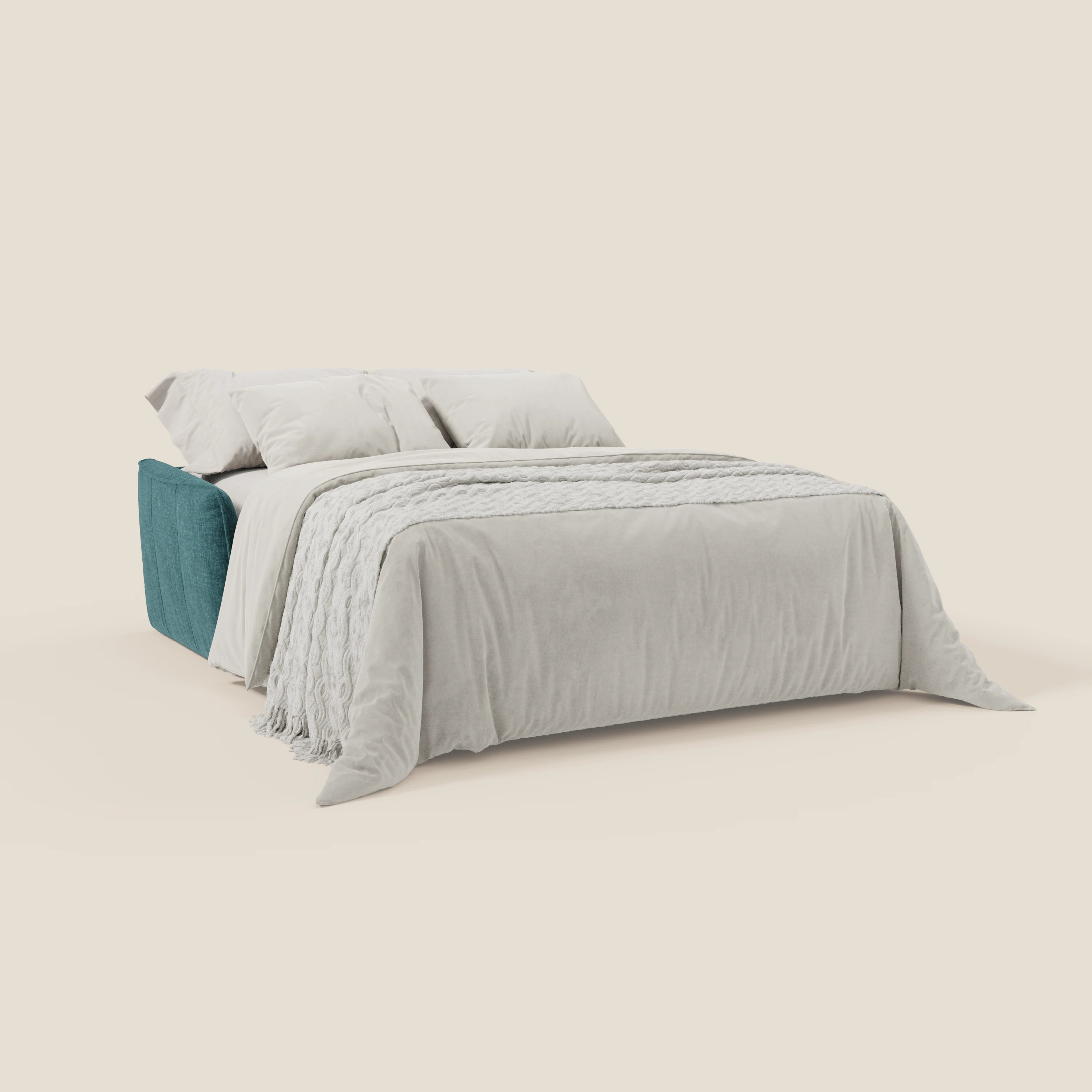 Il divano letto Elios di Divani.Store è caratterizzato da un morbido tessuto di petrolio T24 antimacchia con cuscini di schienale in tessuto, cuscini bianchi e un piumone color crema con un rivestimento strutturato, il tutto su uno sfondo beige chiaro.