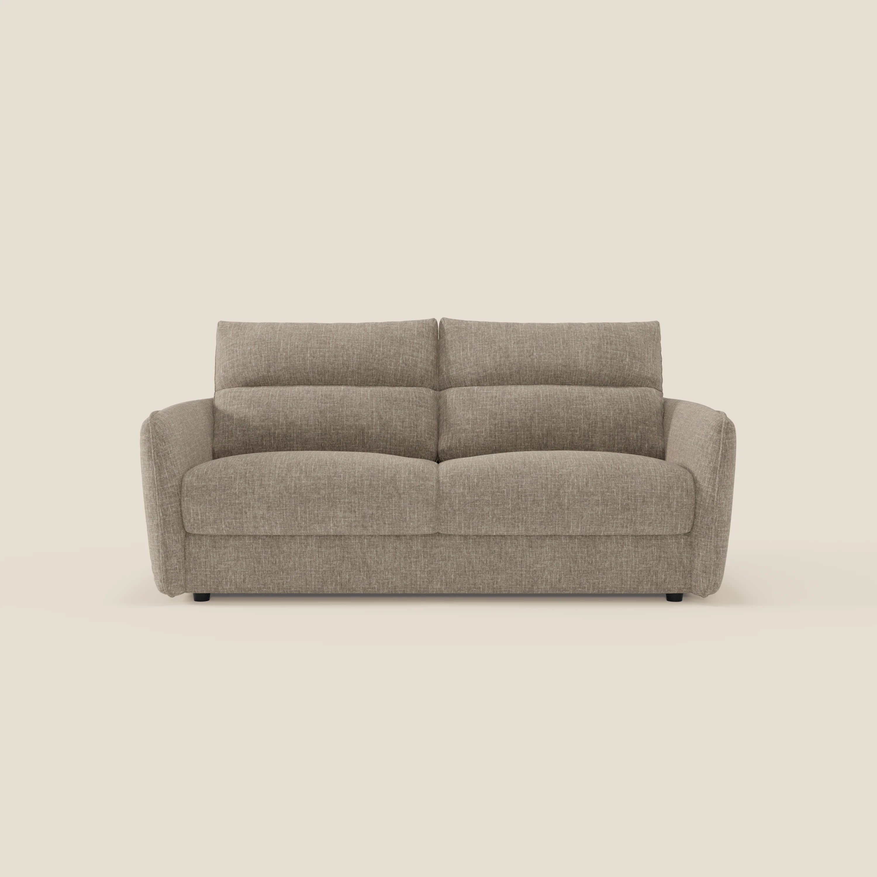 Il divano letto Elios con morbidi cuscini spalliera in tessuto smacchiabile T24 marrone tortora di Divani.Store è caratterizzato da morbidi cuscini, ampi braccioli, design semplice e moderno, tessuto morbido e strutturato e gambe basse nere su sfondo bianco sporco.