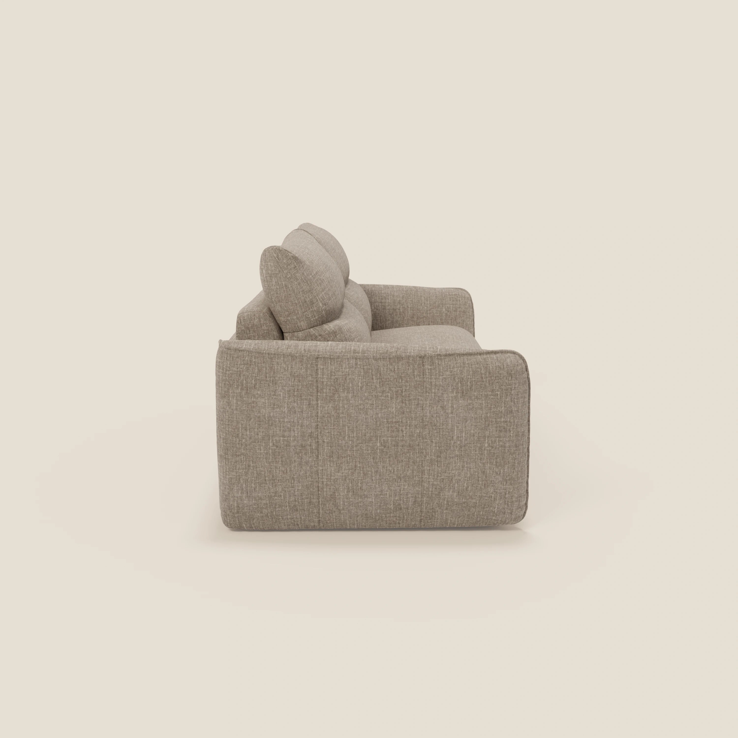 Vista laterale di Elios Divano letto con morbidi cuscini spalliera in tessuto smacchiabile T24 marrone tortora di Divani.Store, caratterizzato da cuscini morbidi e braccioli arrotondati in un design minimalista e moderno su sfondo beige.