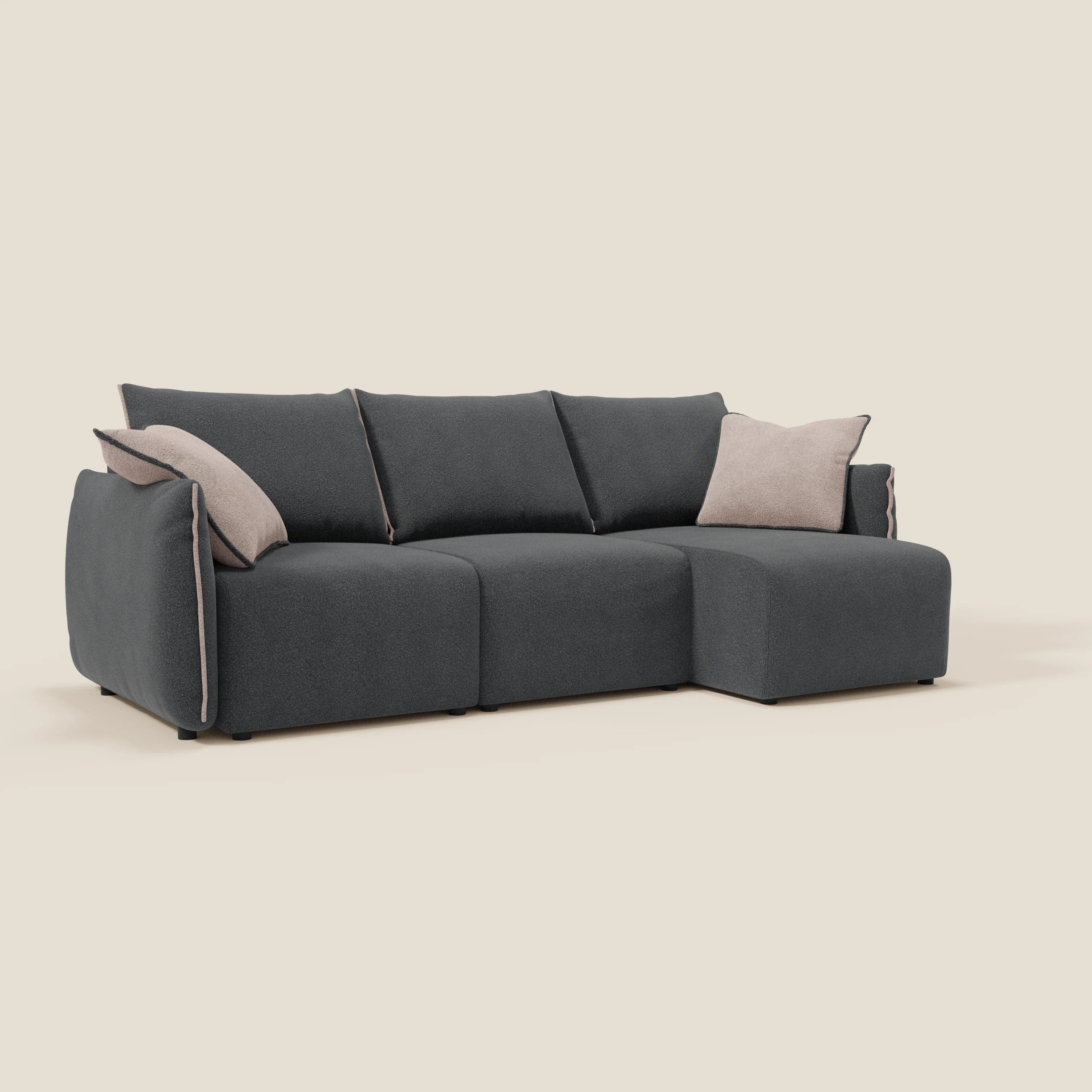 Il divano angolare reversibile Flexar di Divani.Store è caratterizzato da sedute allungabili in morbido bouclé resistente all'acqua T07 antracite-rosa, tre posti, una chaise lounge sul lato destro e due cuscini beige chiaro per un accogliente contrasto.