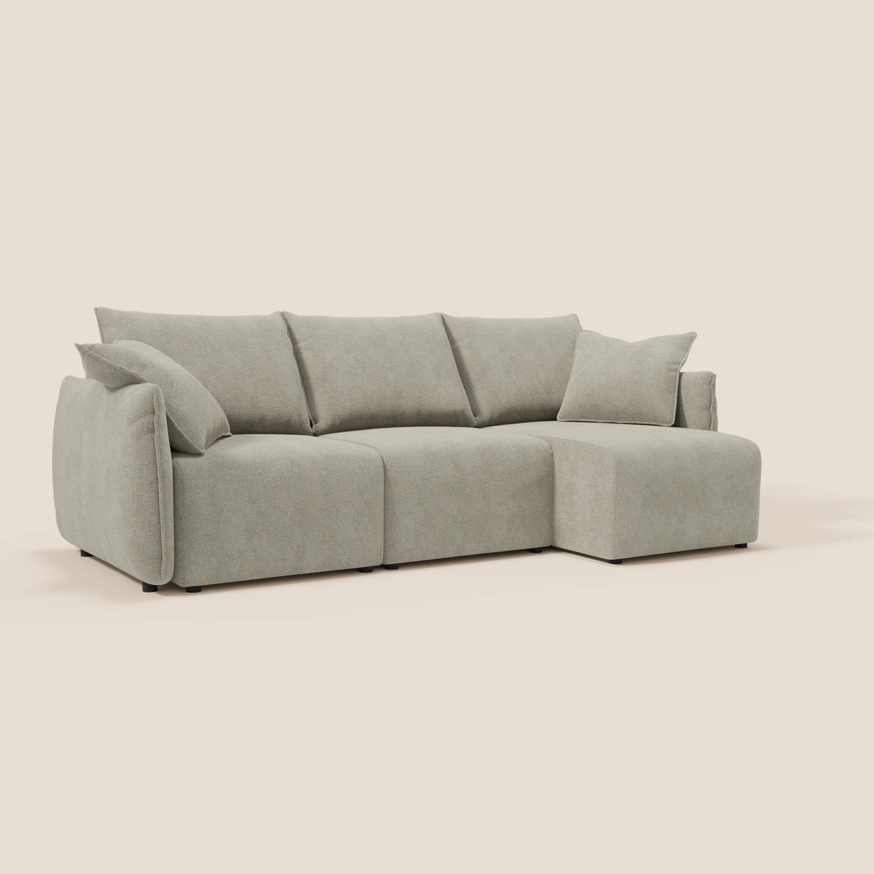 Il Divano angolare reversibile Flexar con sedute allungabili in morbido bouclé impermeabile T07 beige di Divani.Store, moderno e confortevole, offre modularità flessibile, 3 cuscini schienale e 2 laterali su sfondo neutro.