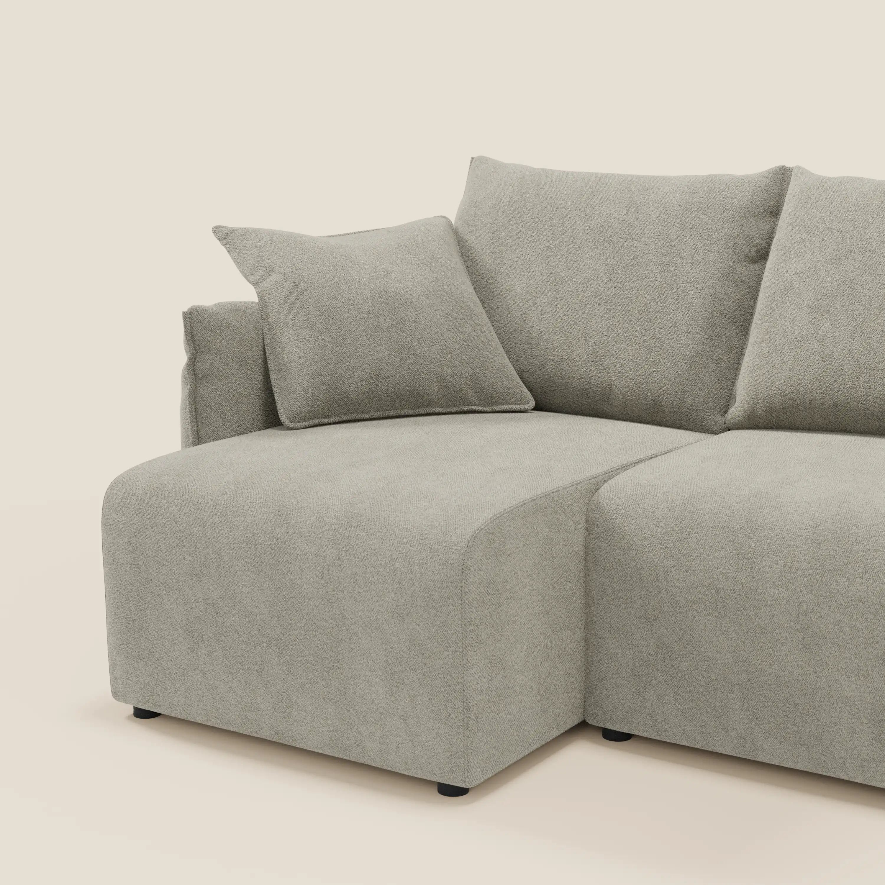 Il Flexar Divano angolare reversibile di Divani.Store, in bouclé morbido impermeabile T07 beige, offre sedute allungabili, chaise longue a sinistra, cuscini soffici e un cuscino coordinato per un look contemporaneo e accogliente.