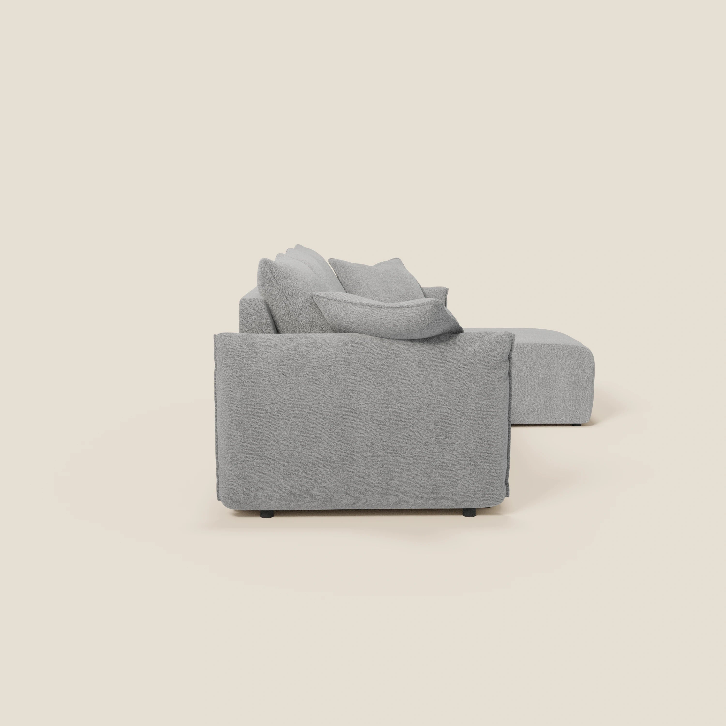 Flexar Divano angolare reversibile con sedute allungabili in bouclé morbido impermeabile T07 grigio di Divani.Store è presentato lateralmente su uno sfondo bianco sporco, caratterizzato da un comfort modulare con due sedute e una morbida chaise lounge.