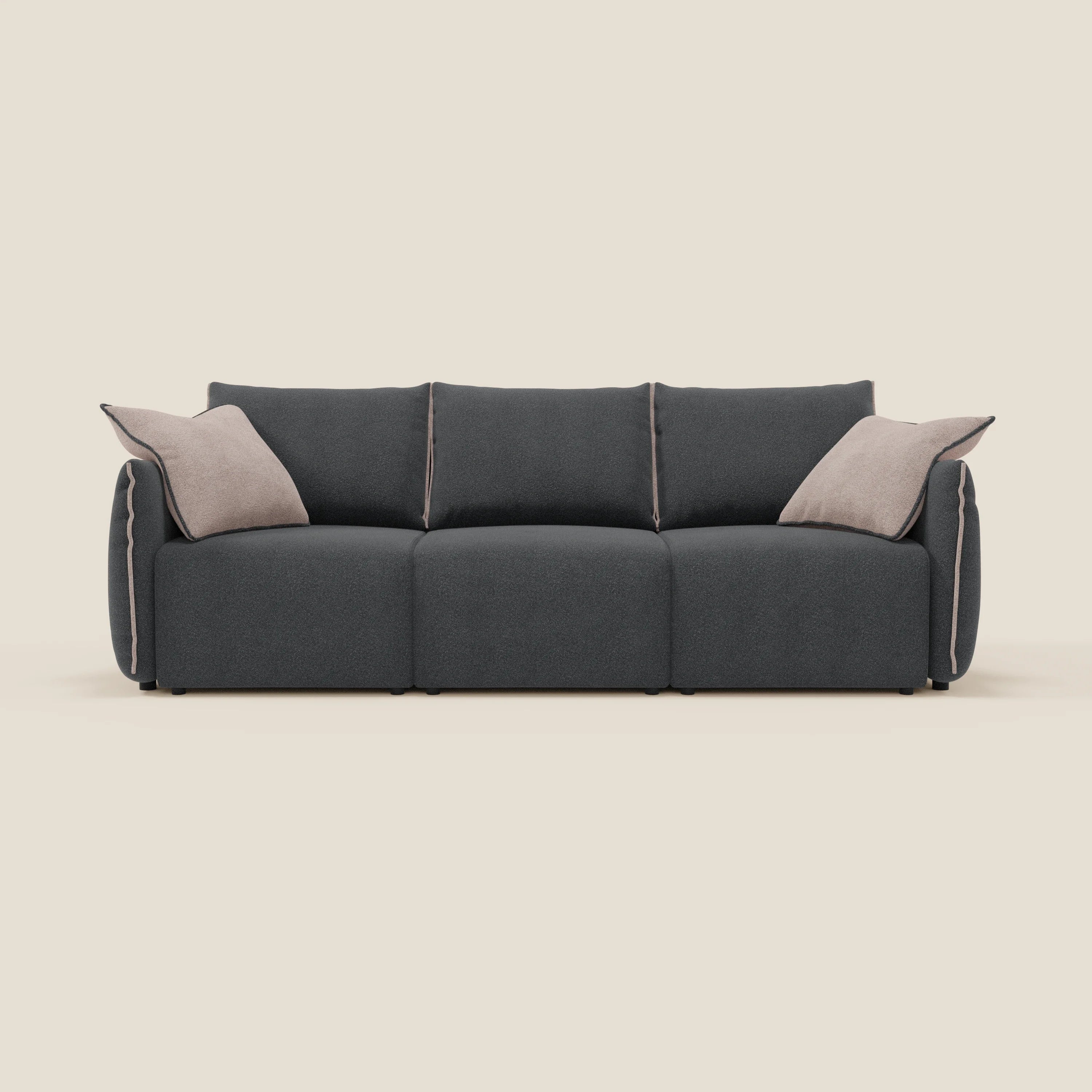 Il divano Flexar con 3 sedute allungabili di Divani.Store è caratterizzato dal bouclé grigio scuro T07, dagli schienali in piuma d'oca, dalle bordature beige, dai tre cuscini dello schienale e dai due grandi cuscini beige chiaro, il tutto su uno sfondo beige chiaro.