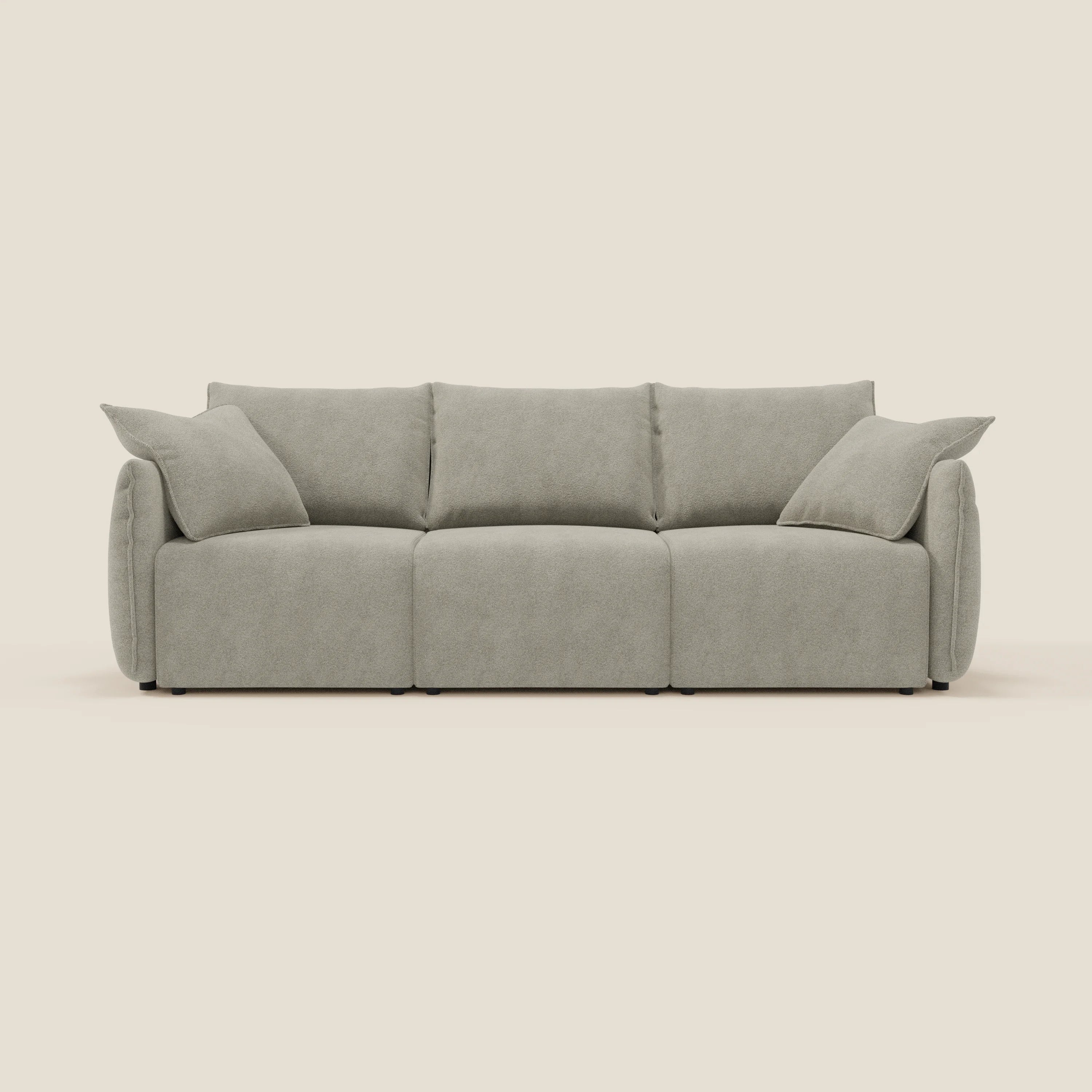Il divano Flexar di Divani.Store è dotato di 3 sedute allungabili, schienali con imbottitura in piuma d'oca e rivestimento in bouclé impermeabile beige (T07). Il suo design minimalista vanta un comfort soffice, bordi arrotondati e un look moderno.