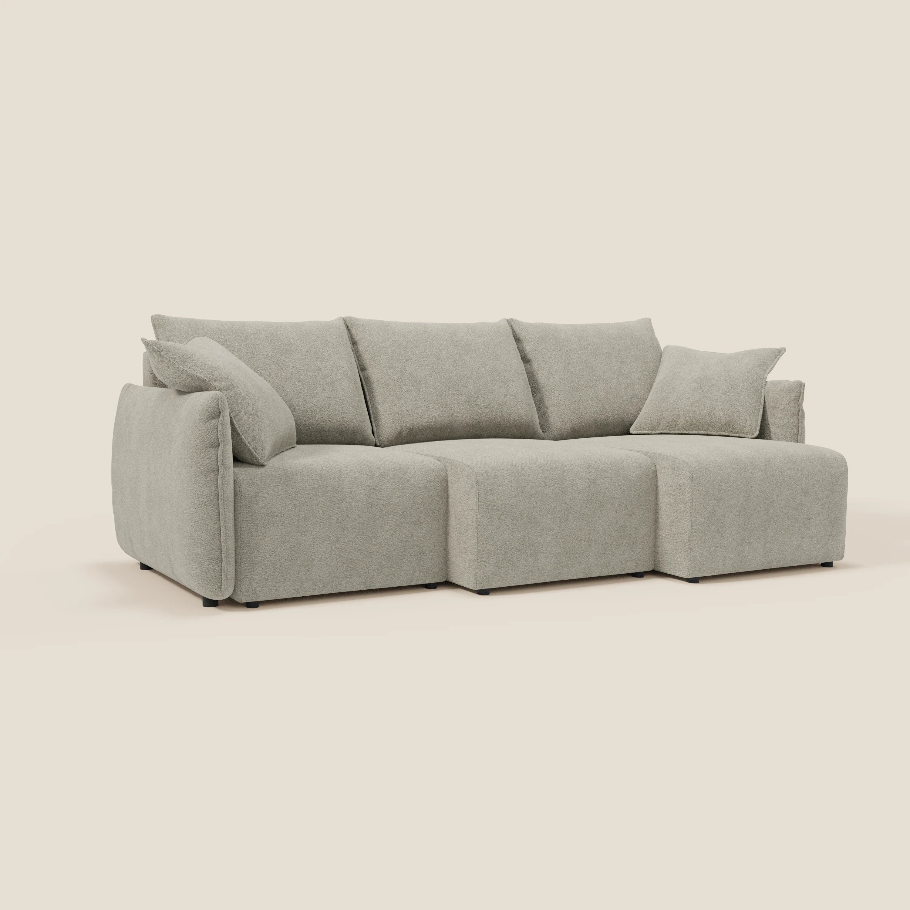 Il divano Flexar di Divani.Store è caratterizzato da 3 sedute allungabili, schienale in piuma d'oca, rivestimento in bouclé impermeabile T07 beige, bordi morbidi e arrotondati, bracciolo sinistro e gambe corte e scure, perfetto per gli spazi moderni.