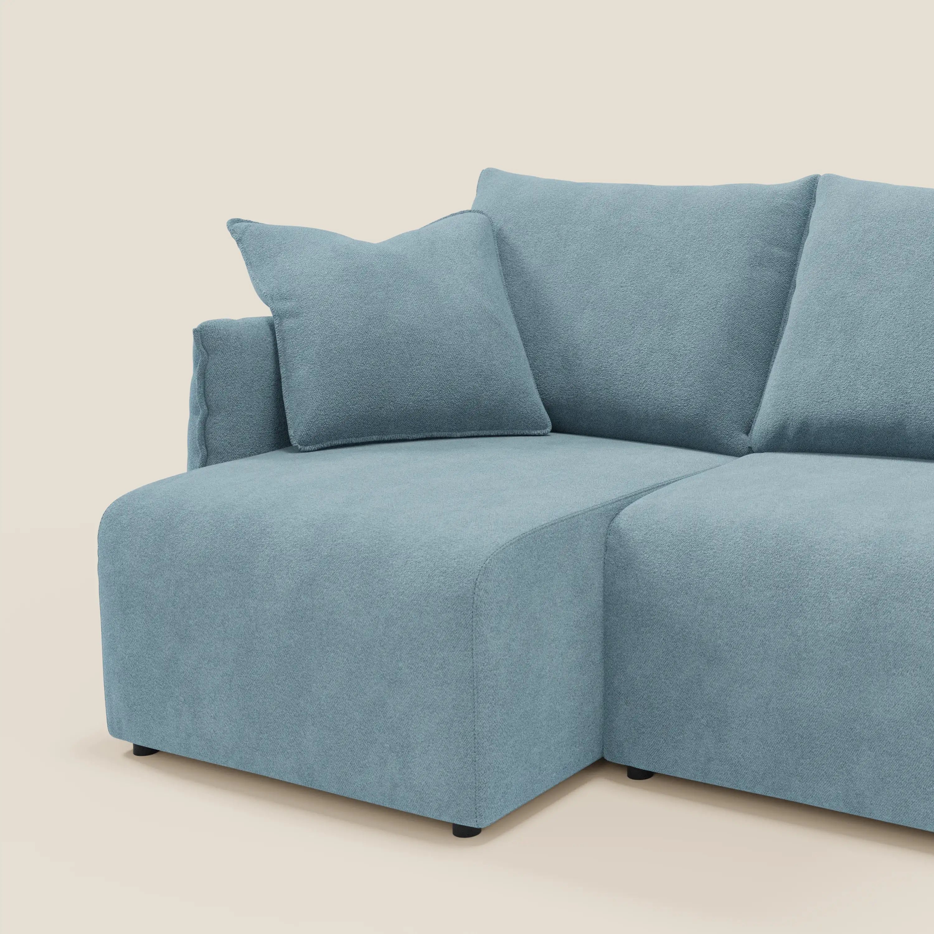 Il divano Flexar di Divani.Store è dotato di 3 sedute allungabili, schienale in piuma d'oca e bouclé impermeabile T07 in carta da zucchero, con chaise longue orientata a sinistra e cuscino coordinato, su corti piedini neri su sfondo crema.