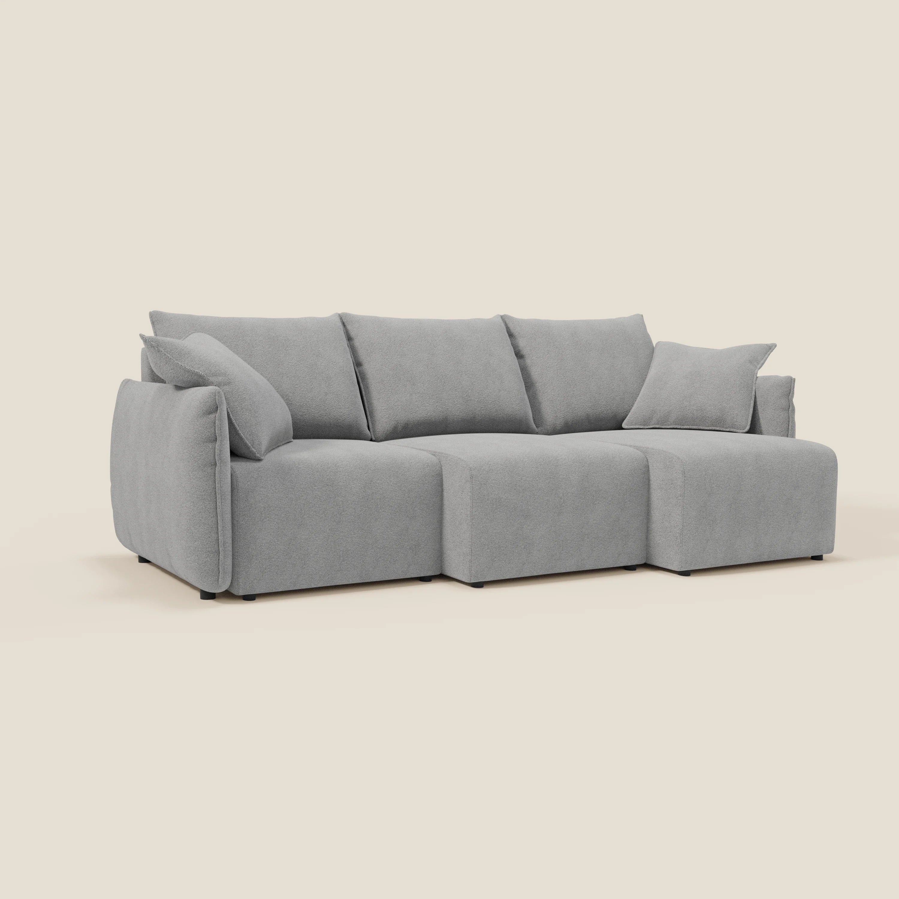 Il divano Flexar con 3 sedute allungabili di Divani.Store, su sfondo beige, è caratterizzato da braccioli bassi, cuscini di schienale in piuma d'oca e morbido tessuto bouclé grigio T07 per un look moderno e invitante.
