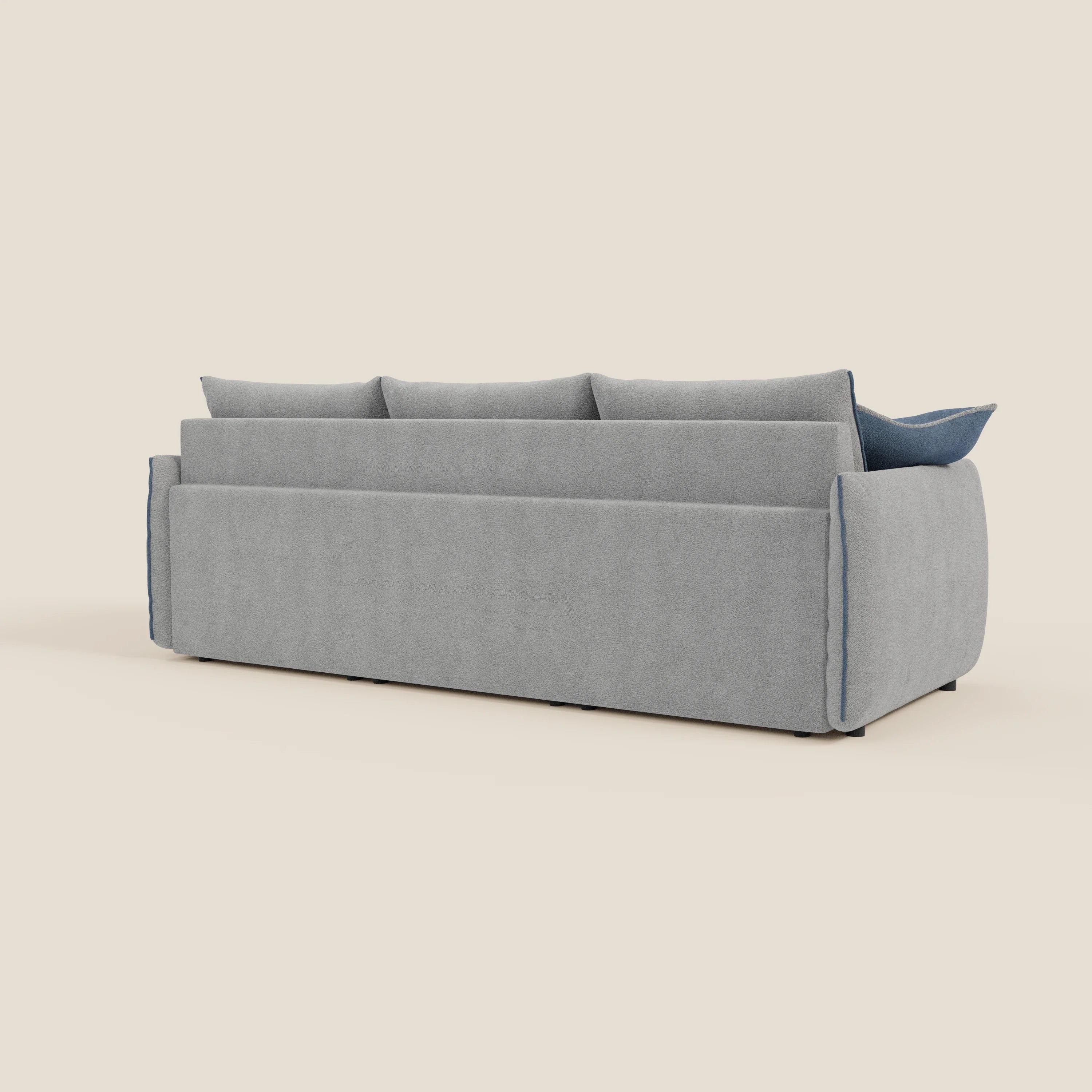 Il divano Flexar con 3 sedute allungabili di Divani.Store è presentato dal retro in posizione angolata, in bouclé impermeabile grigio-blu T07, con linee pulite, morbidi cuscini di schienale in piuma d'oca, braccioli arrotondati e sottili cuciture su uno sfondo bianco sporco.