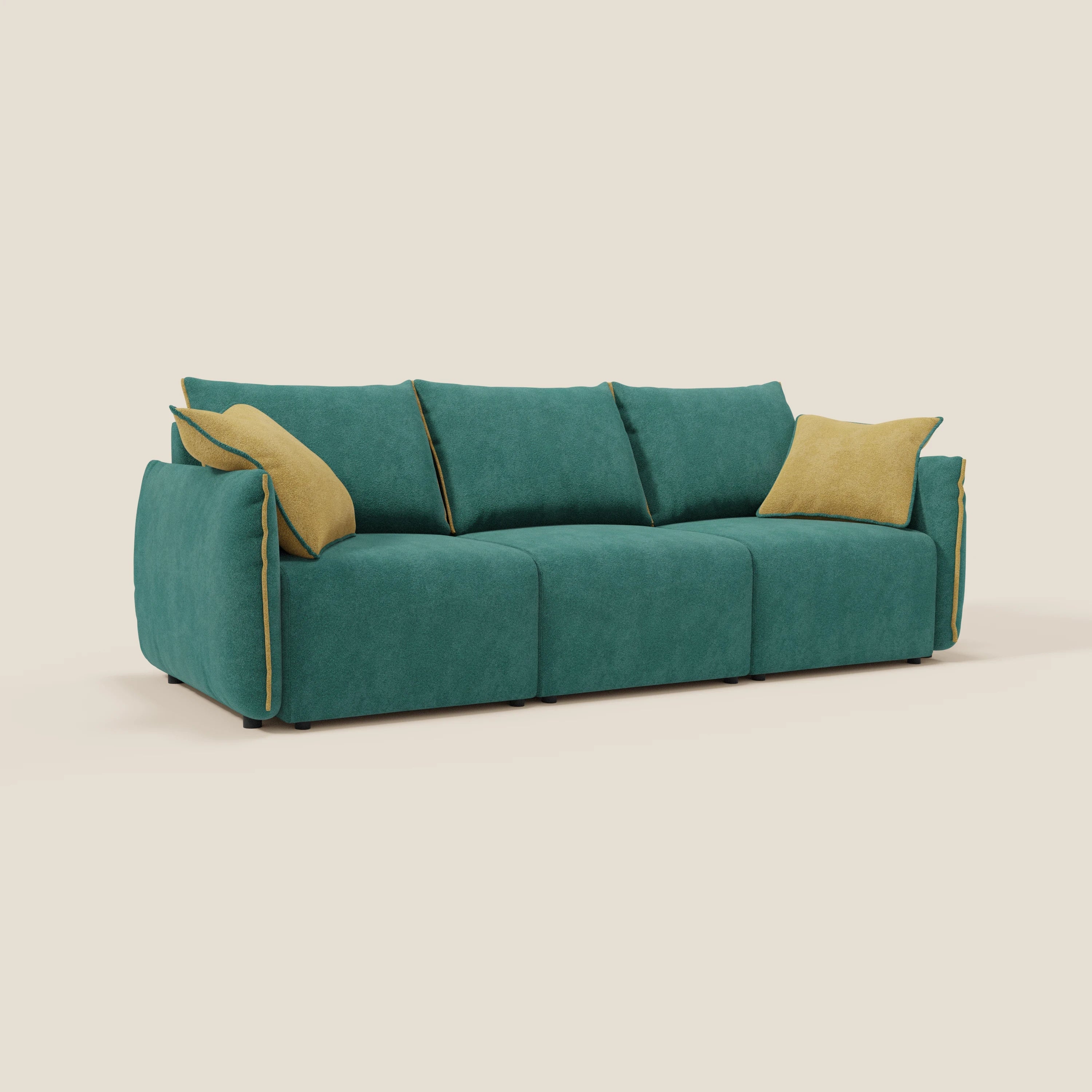 Il divano Flexar di Divani.Store è caratterizzato da 3 sedute allungabili, schienale in piuma d'oca e bouclé impermeabile T07 di colore verde-giallo con bordi felpati e bordature d'accento, su uno sfondo beige chiaro.