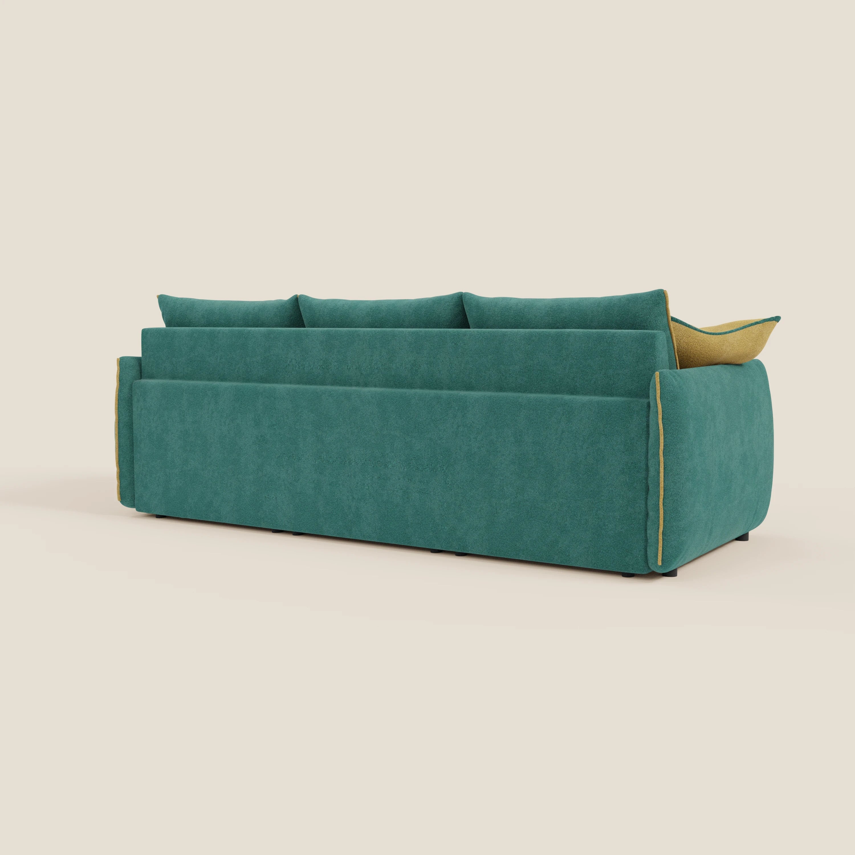 Il divano Flexar di Divani.Store in bouclé verde-giallo impermeabile T07 è caratterizzato da 3 sedute allungabili e schienali in piuma d'oca. Nella foto, un cuscino rivela la sua parte inferiore gialla su uno sfondo beige chiaro.