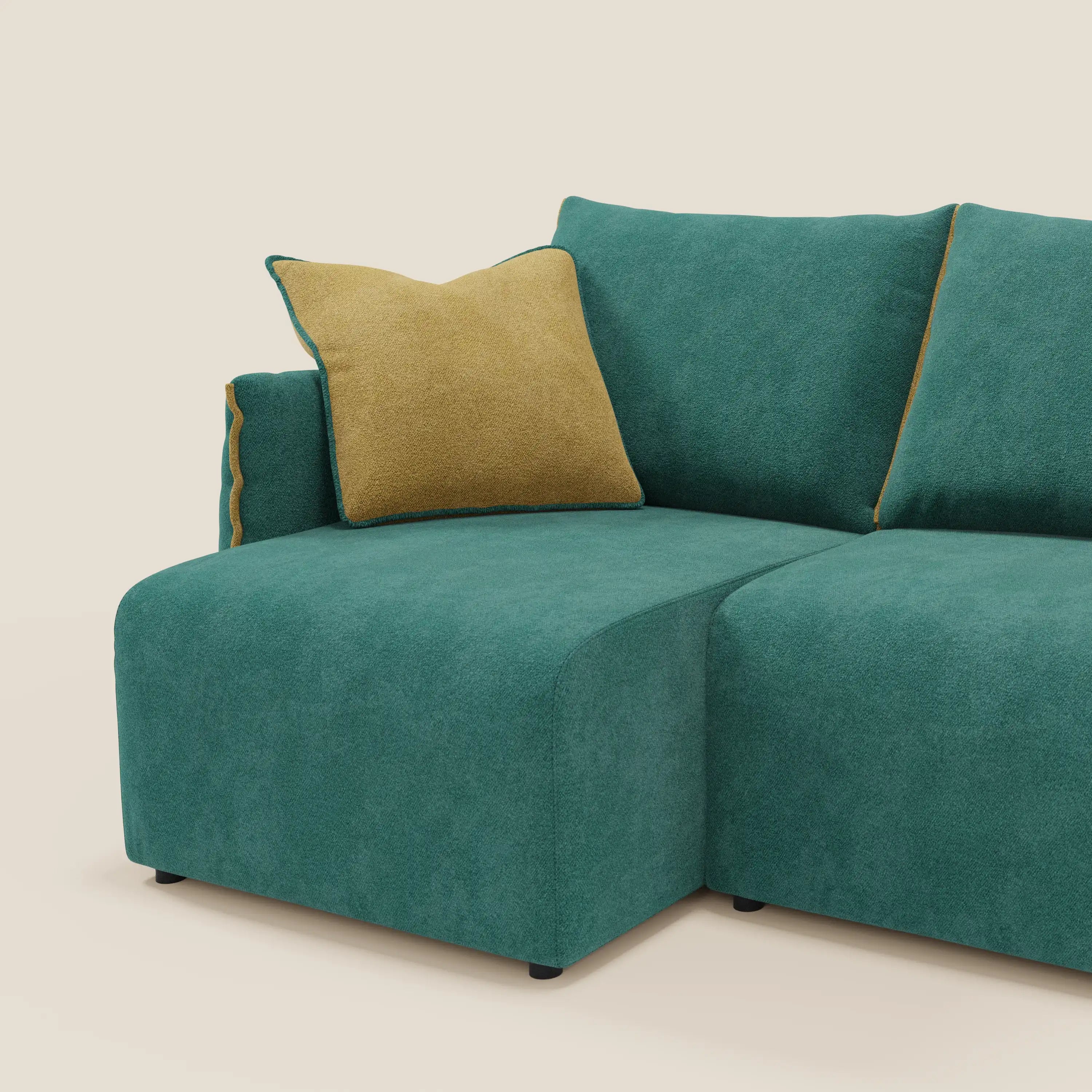 Il divano Flexar di Divani.Store, caratterizzato da 3 sedute allungabili, schienale in piuma d'oca e rivestimento in bouclé impermeabile T07 verde-giallo, si distingue per le linee pulite e il cuscino giallo senape a contrasto con lo sfondo beige.