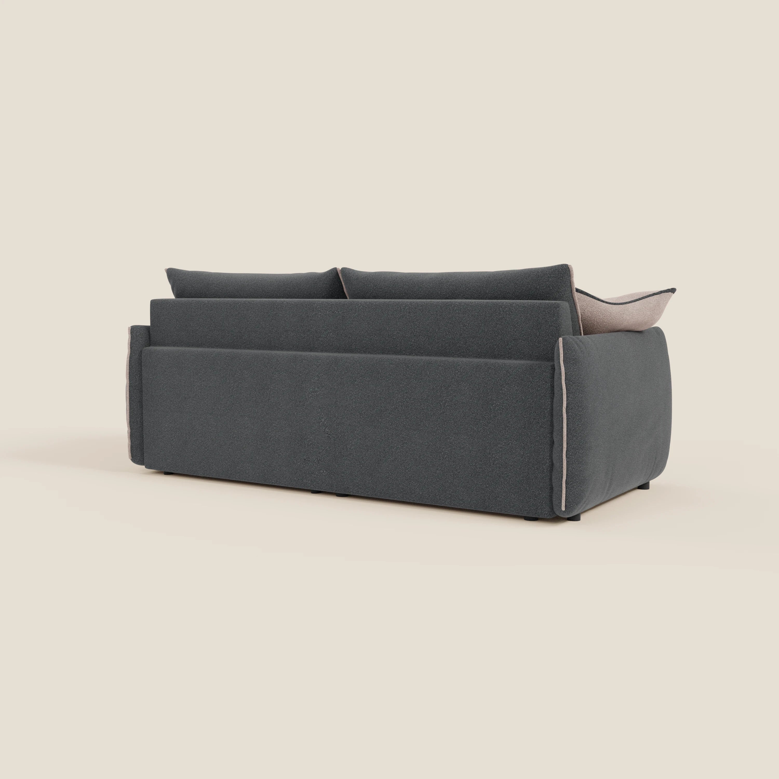 Il divano Flexar di Divani.Store è caratterizzato da sedute allungabili, schienale in piuma e rivestimento in morbido bouclé impermeabile T07 rosa antracite. Il suo design squadrato con braccioli slanciati poggia su piccoli piedini su uno sfondo beige chiaro.