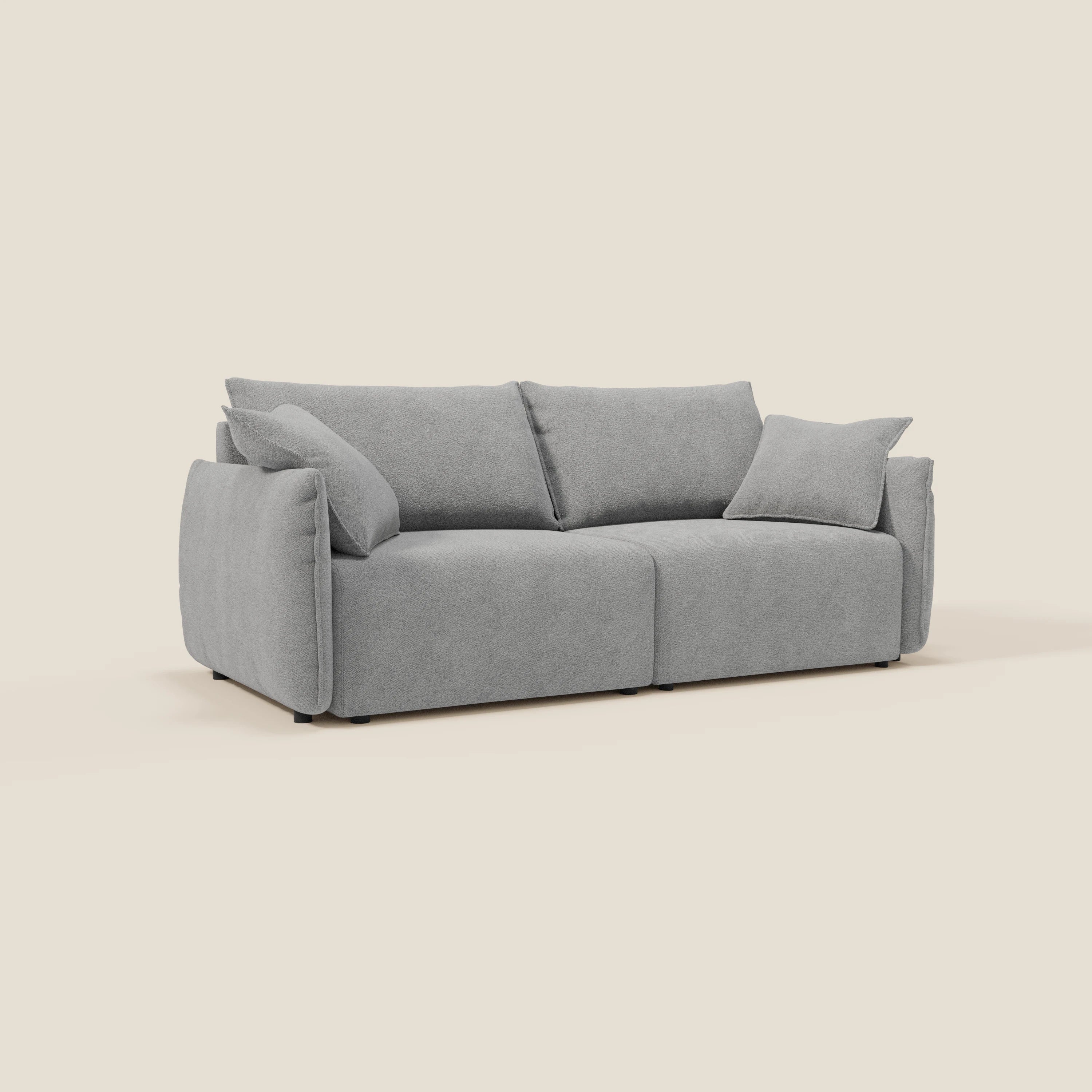 Un moderno divano Flexar con sedute allungabili e schienale in piuma di Divani.Store, rivestito in morbido bouclé impermeabile T07 grigio con ampi braccioli, si colloca su uno sfondo bianco sporco per un look accogliente e versatile.