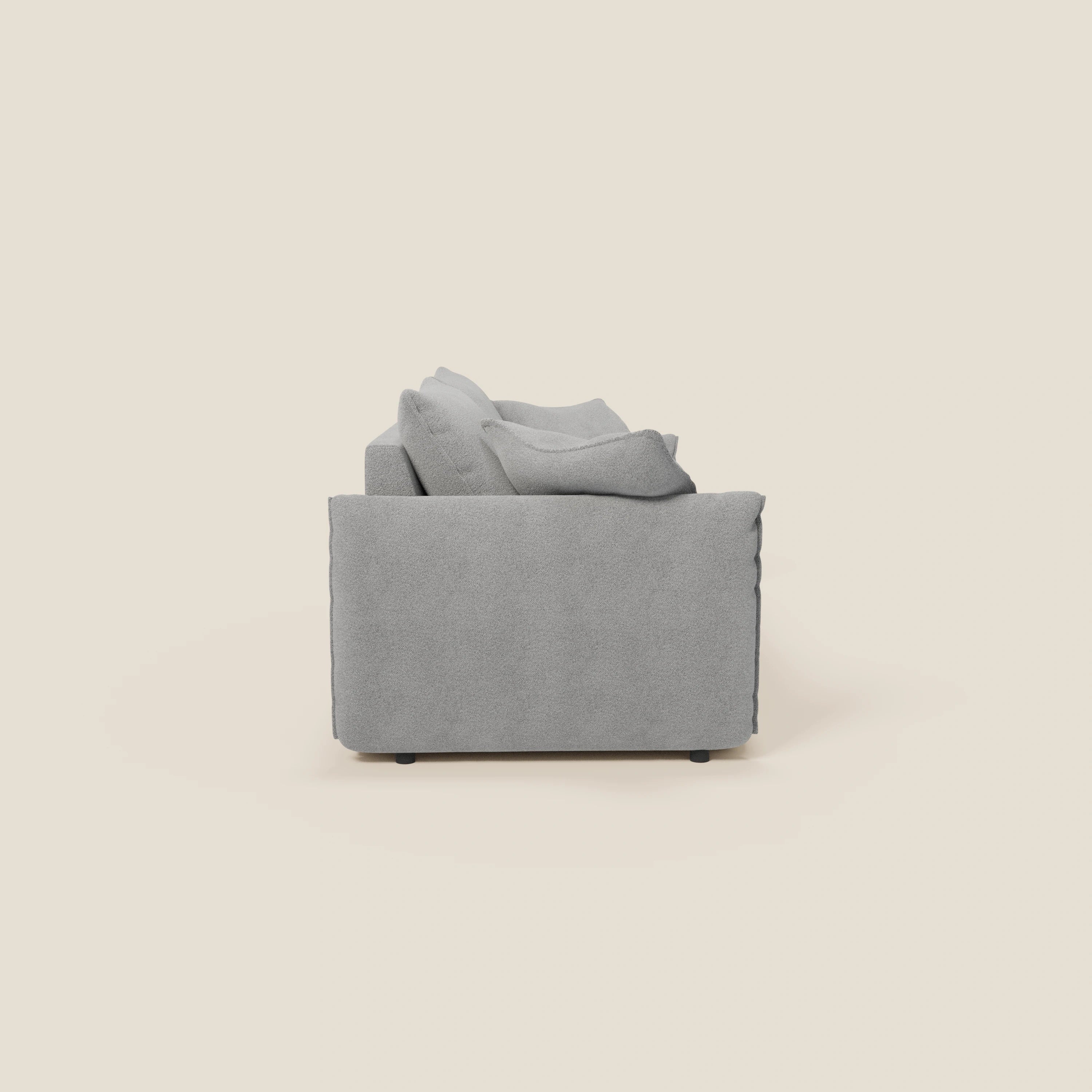 Il divano Flexar con sedute allungabili e schienale in piuma di Divani.Store è presentato lateralmente in morbido bouclé impermeabile T07 grigio, con linee pulite, piedini corti e scuri e cuscini spaziosi per un comfort personalizzabile.