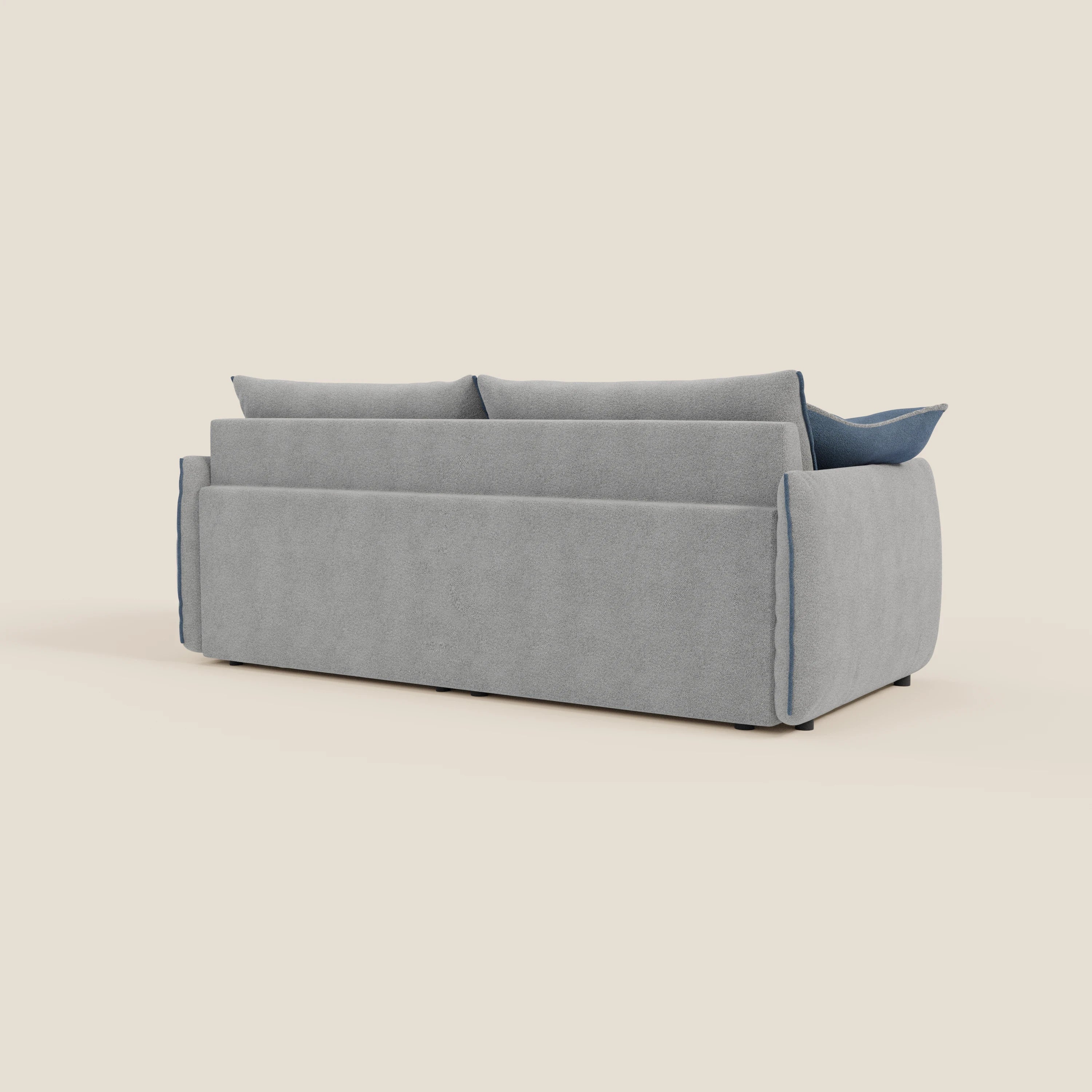 Il divano Flexar di Divani.Store in morbido bouclé impermeabile T07 grigio-blu, con sedute allungabili, schienale in piuma, tre grandi cuscini, sottili dettagli di cucitura e assenza di gambe a vista su uno sfondo beige.