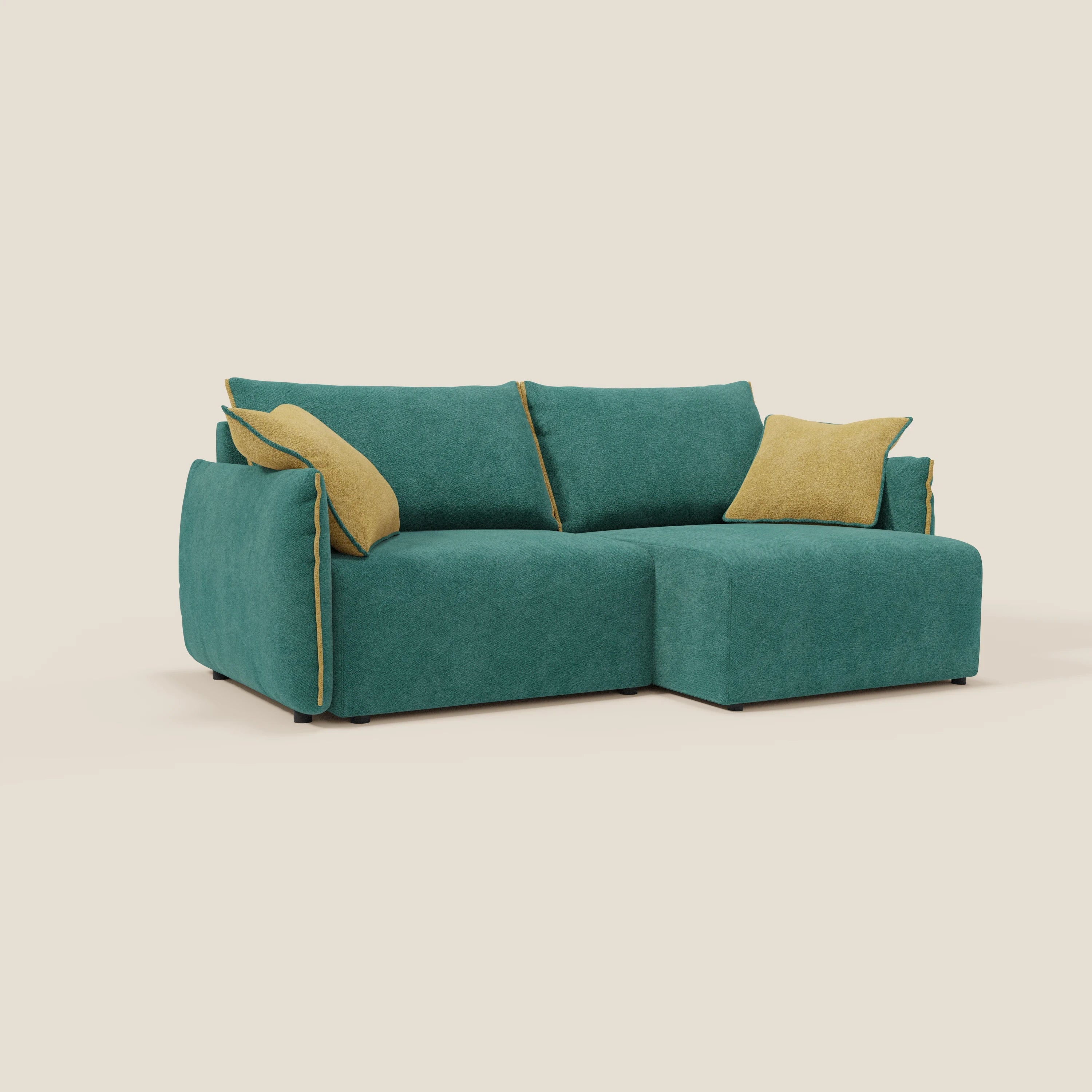 Il divano Flexar di Divani.Store è caratterizzato da sedute allungabili e da uno schienale in piuma in morbido bouclé impermeabile T07 verde-giallo, abbinato a cuscini d'accento gialli e gambe nere, raffigurato su sfondo beige chiaro con la chaise a destra.