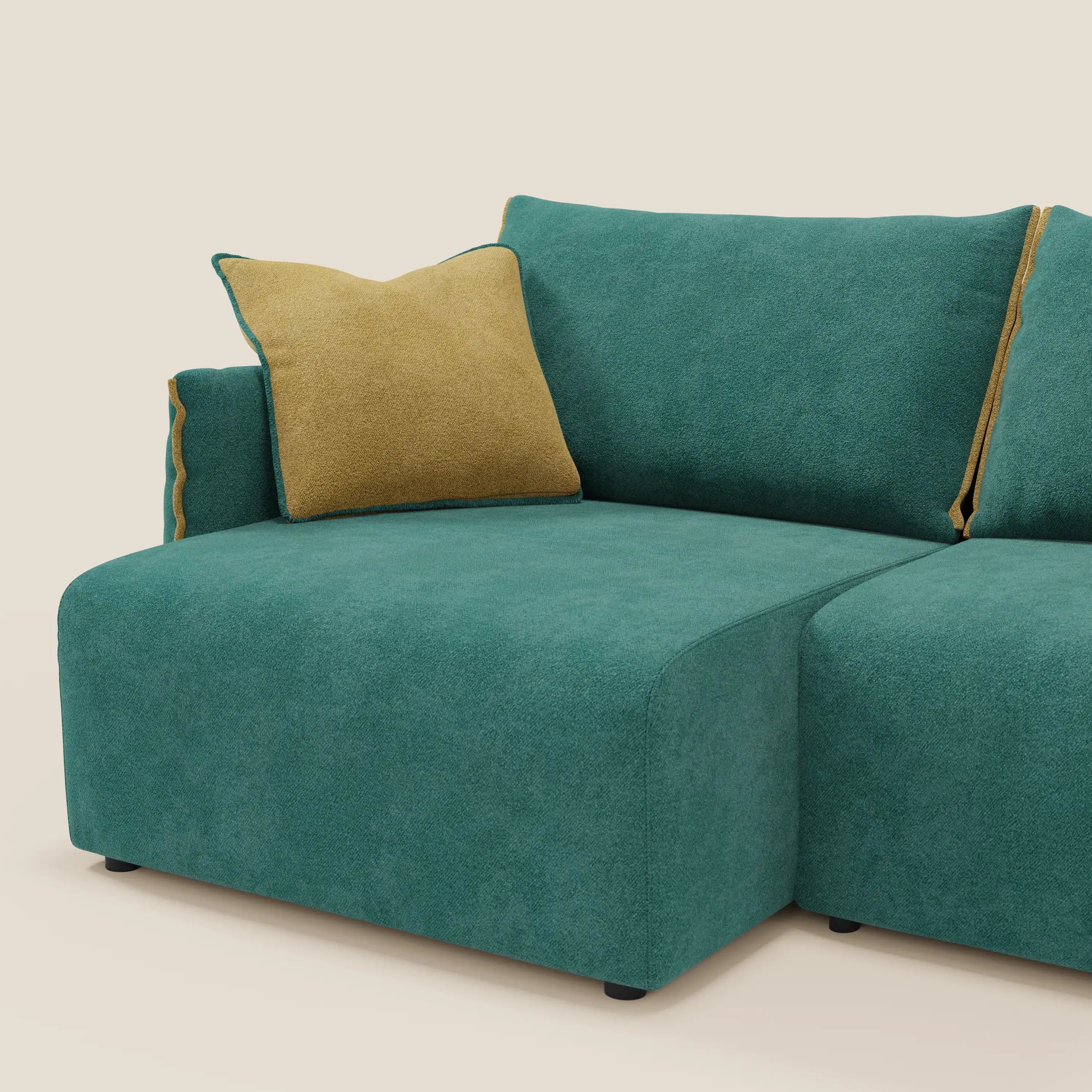Il divano Flexar con sedute allungabili e schienale in piuma di Divani.Store, in morbido bouclé impermeabile T07 verde-giallo, spicca su uno sfondo chiaro con un design arrotondato e un cuscino a contrasto.
