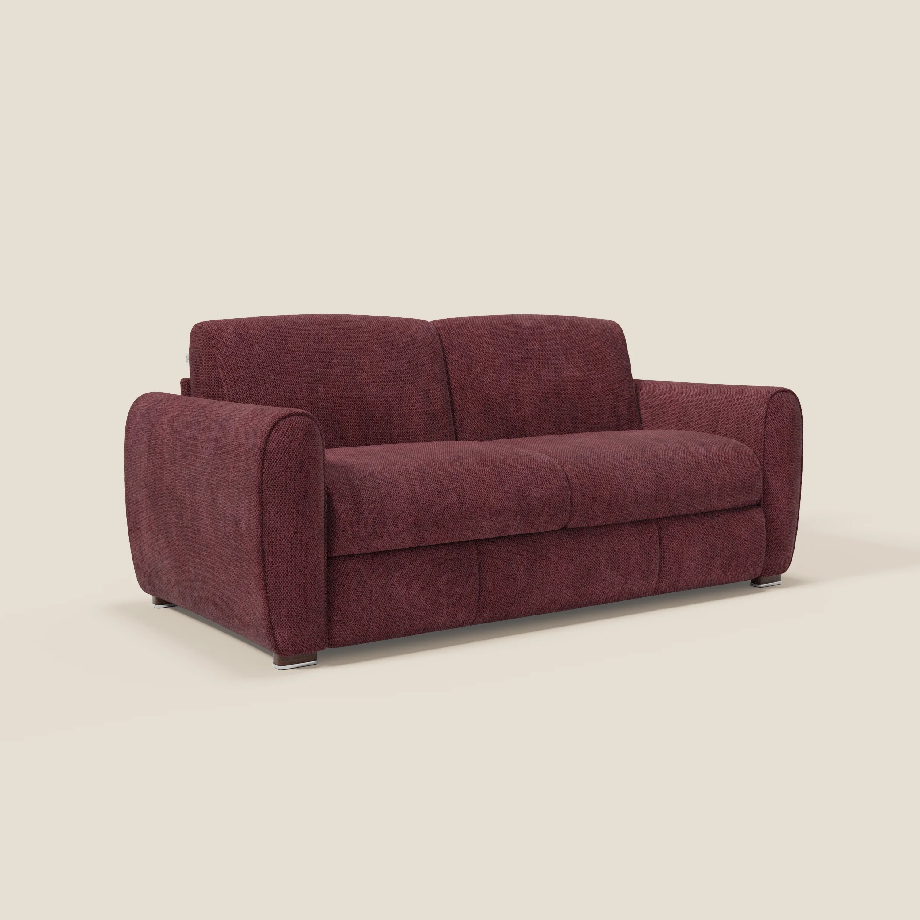 Il Kaleo Divano letto moderno di Divani.Store è caratterizzato da un materasso ad alta densità H17 cm e da un tessuto prugna impermeabile T26 bordeaux morbido e testurizzato su cuscini di seduta, con braccioli arrotondati e discreti piedini neri su uno sfondo bianco sporco.