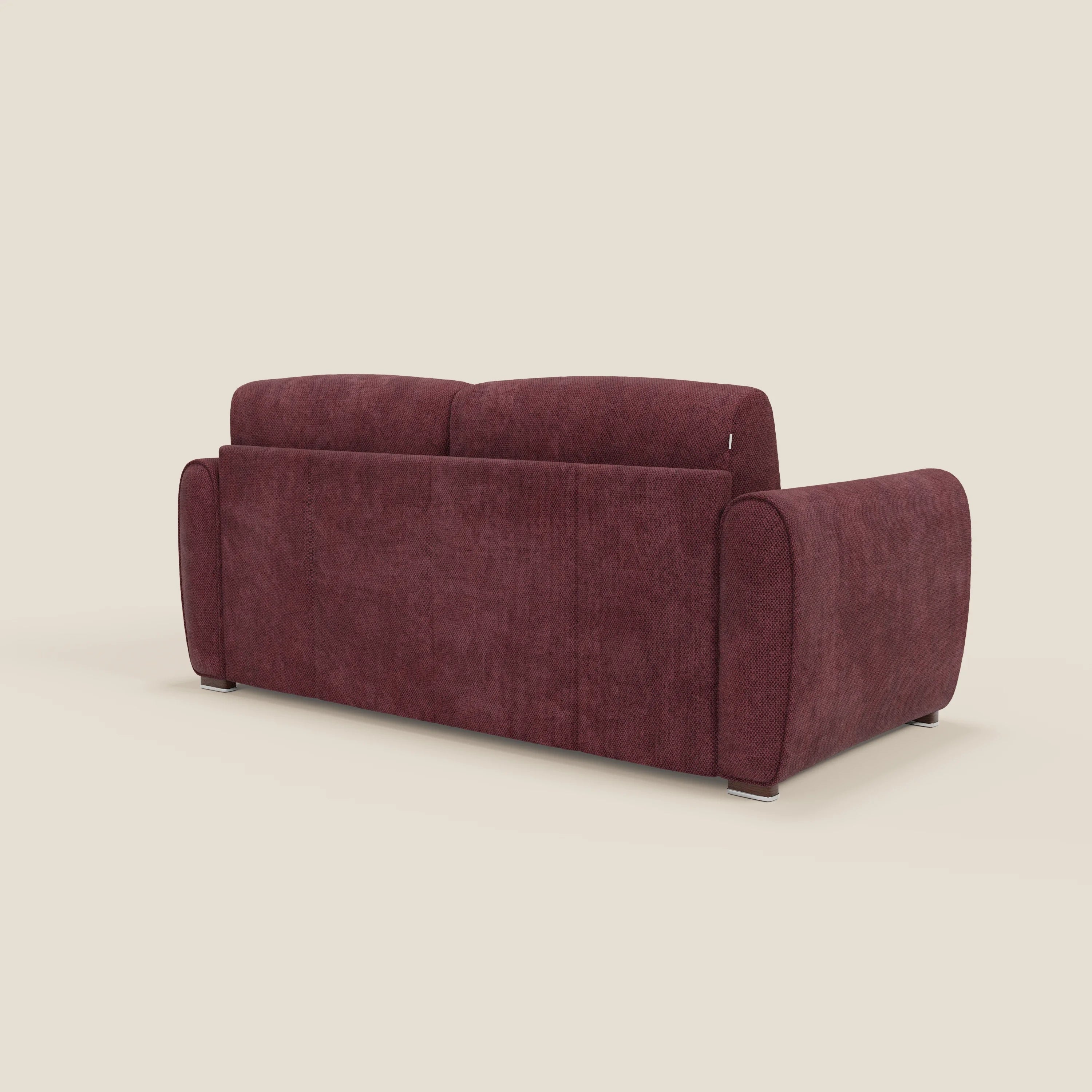 Il Kaleo Divano letto moderno di Divani.Store, in raffinato tessuto impermeabile T26 bordeaux prugna, è caratterizzato da ampi braccioli, schienale imbottito con materasso H17 cm ad alta densità e piedini corti metallici.