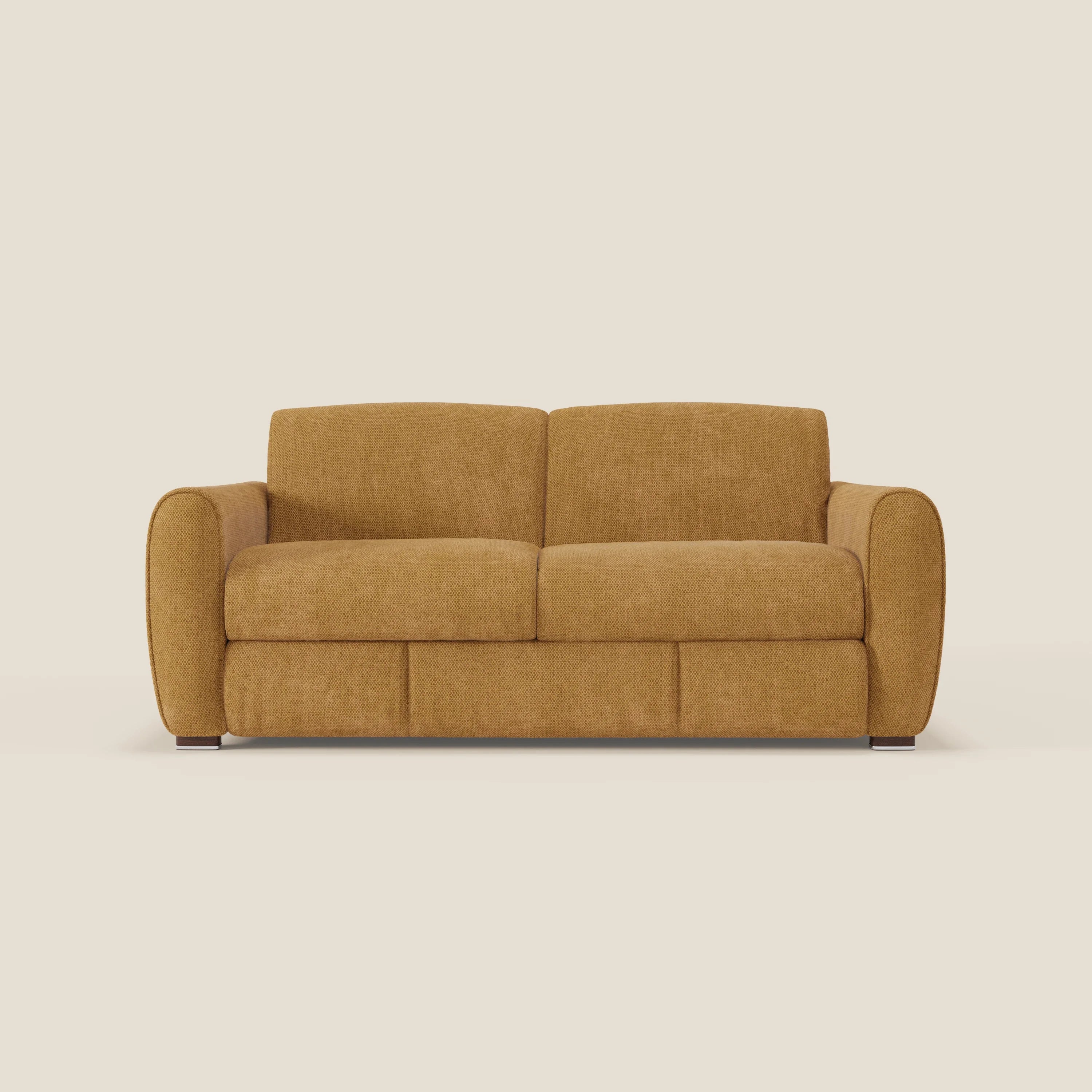 Il Kaleo Divano letto moderno di Divani.Store, in raffinato tessuto impermeabile T26 giallo, è caratterizzato da cuscini in feltro, braccioli arrotondati, design minimalista, morbida imbottitura e gambe corte in legno scuro su sfondo crema.