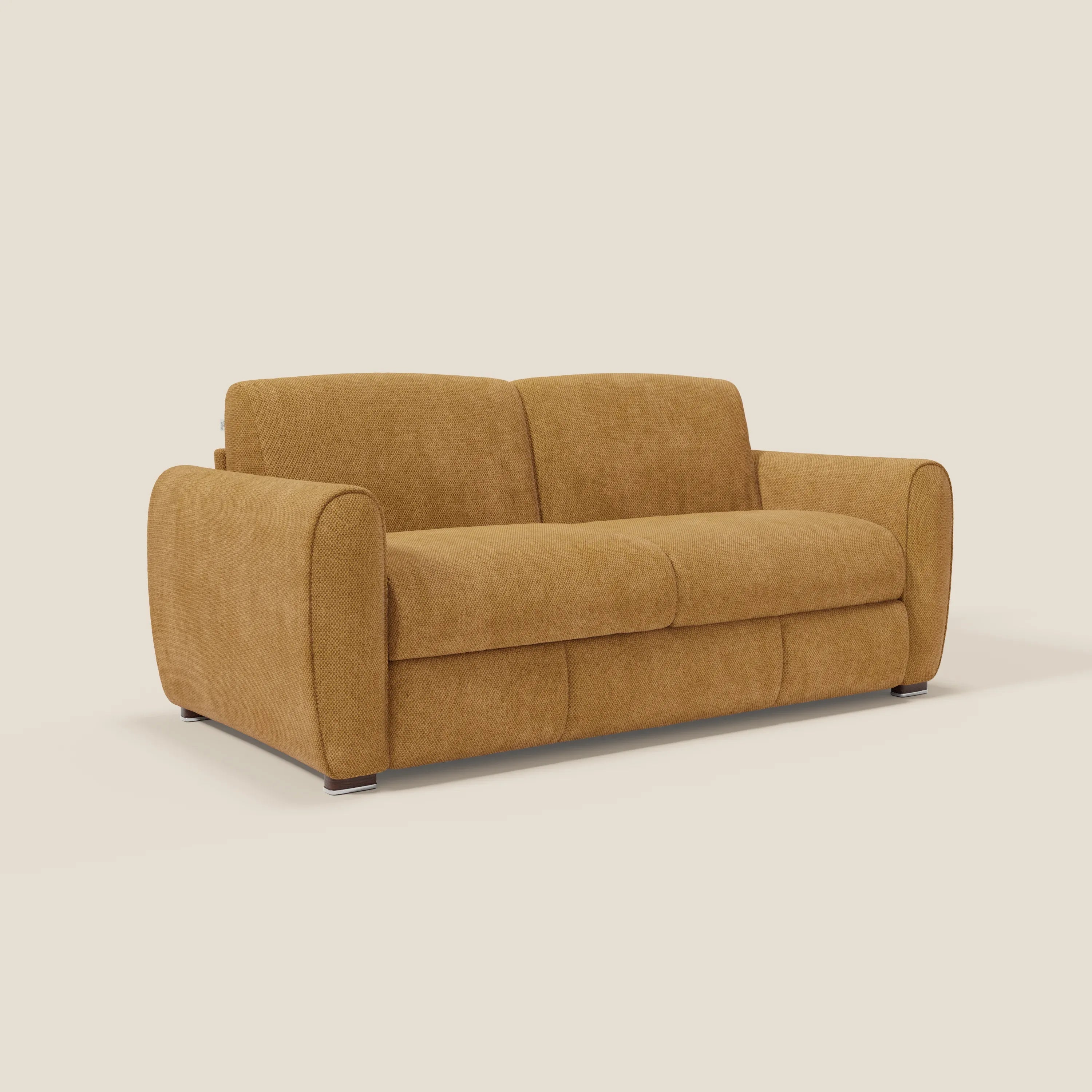 Il Kaleo Divano letto moderno di Divani.Store, in tessuto impermeabile T26 giallo, è caratterizzato da tessuto felpato, braccioli arrotondati, schienale leggermente reclinato e materasso ad alta densità da 17 cm. Il suo design pulito spicca su un semplice sfondo bianco sporco.