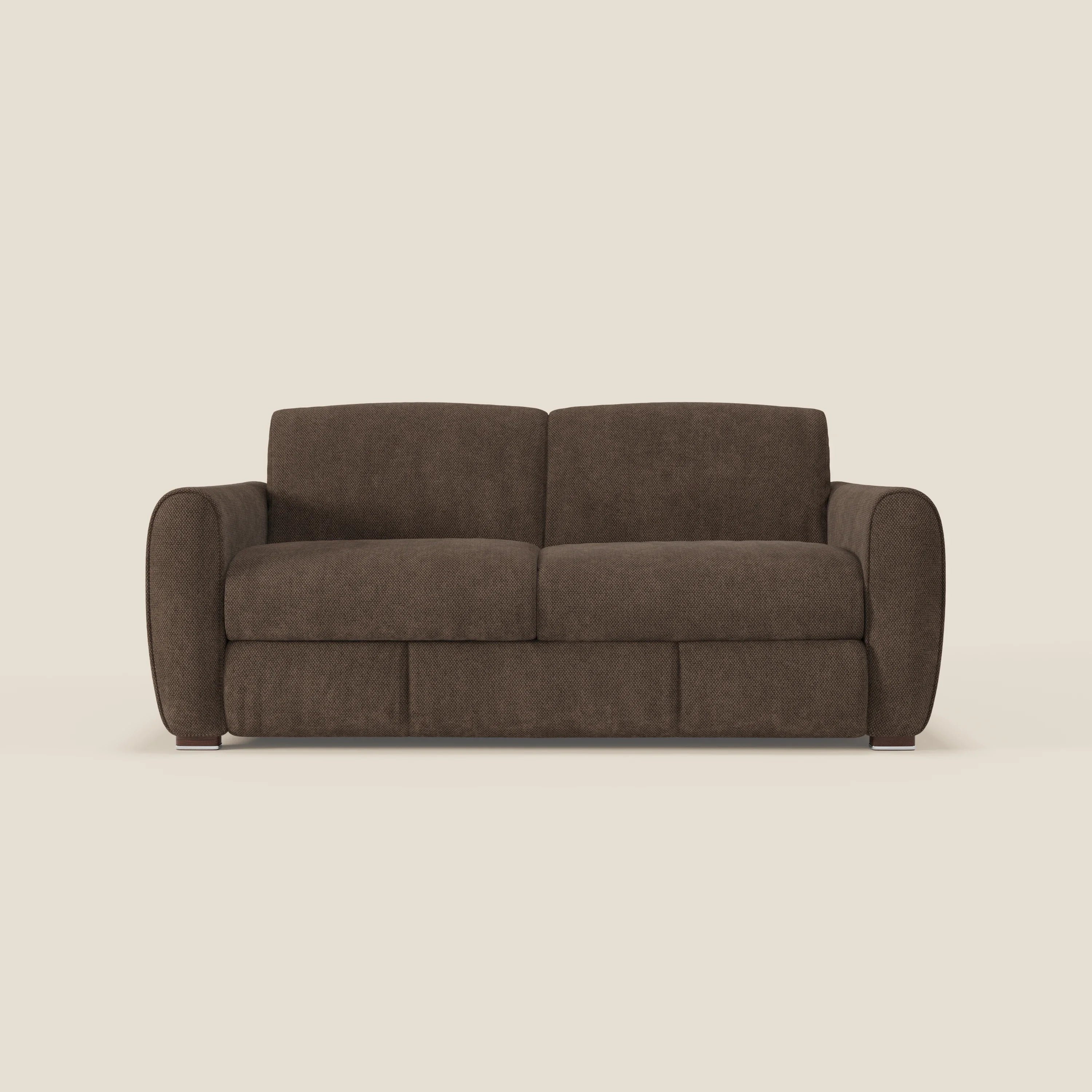 Il divano letto moderno Kaleo di Divani.Store, in tessuto impermeabile T26 marrone e materasso H17 cm, presenta un design contemporaneo con cuscini morbidi, ampi braccioli e una forma essenziale su fondo bianco.