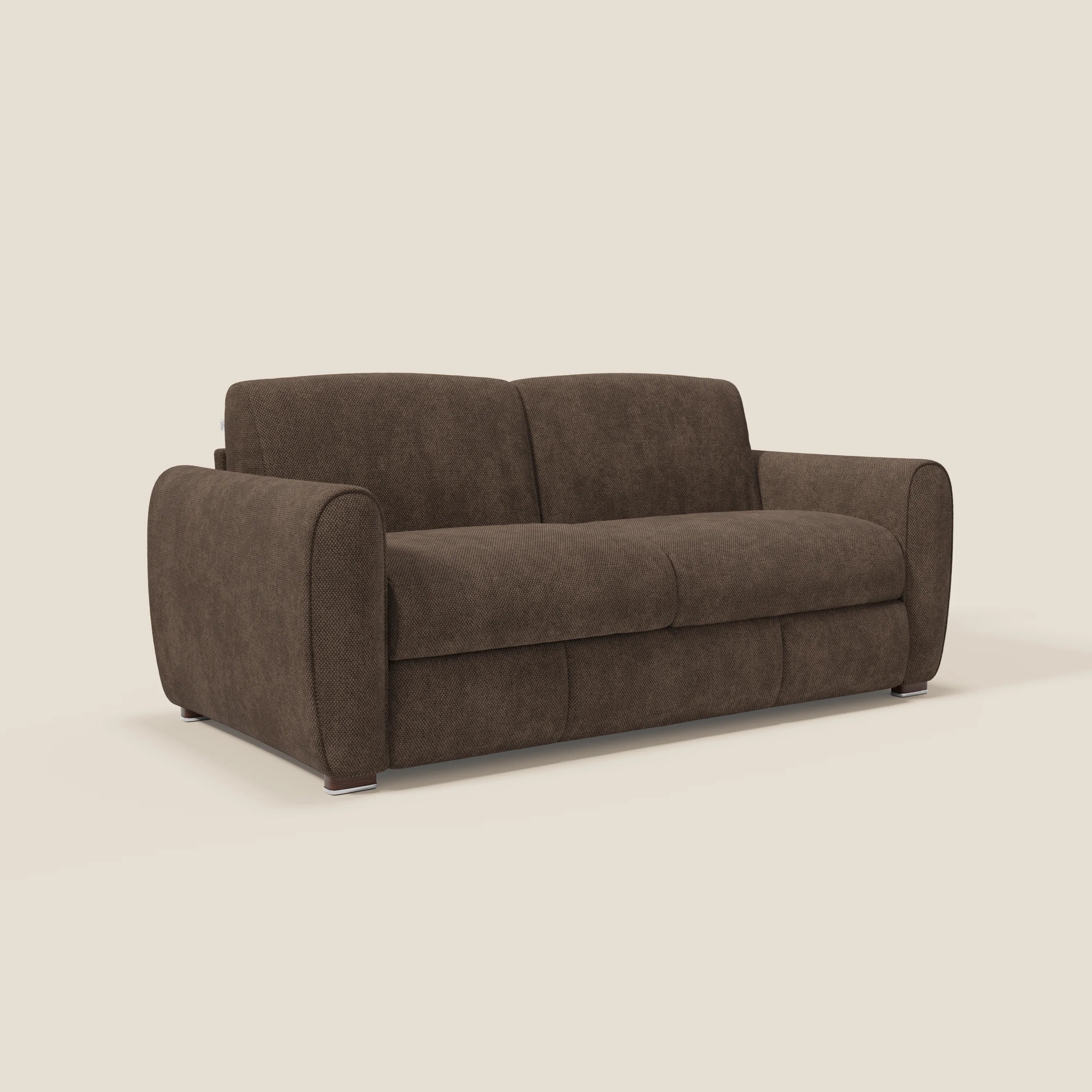 Il divano letto moderno Kaleo di Divani.Store, in raffinato tessuto impermeabile T26 marrone, è caratterizzato da braccioli e schienale arrotondati, cuscini morbidi e gambe corte ed eleganti su uno sfondo bianco sporco.