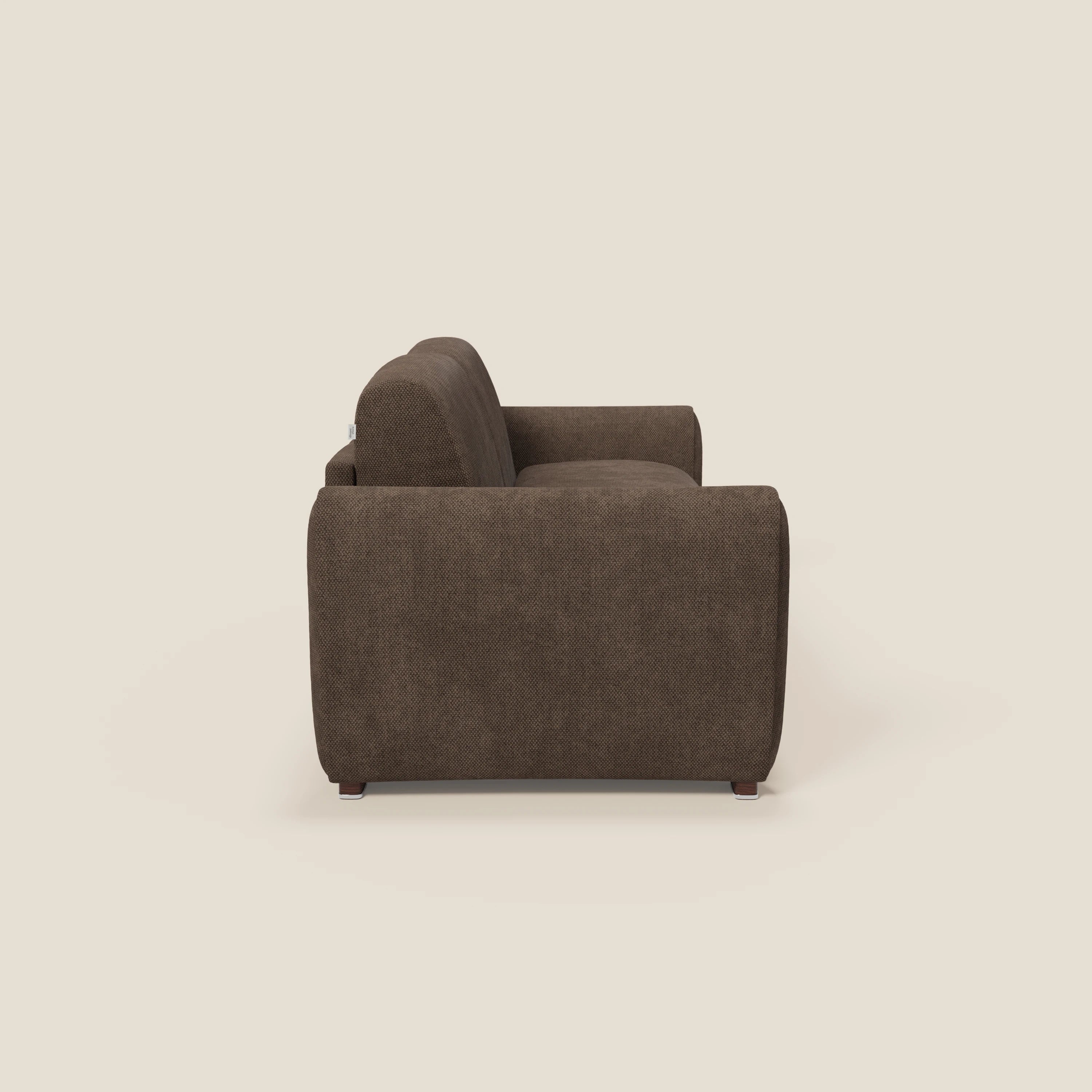 Vista laterale di Kaleo Divano letto moderno di Divani.Store in tessuto impermeabile marrone T26, con cuscini spessi, ampi braccioli, gambe corte in legno e materasso ad alta densità H17 cm per un maggiore comfort su sfondo beige.