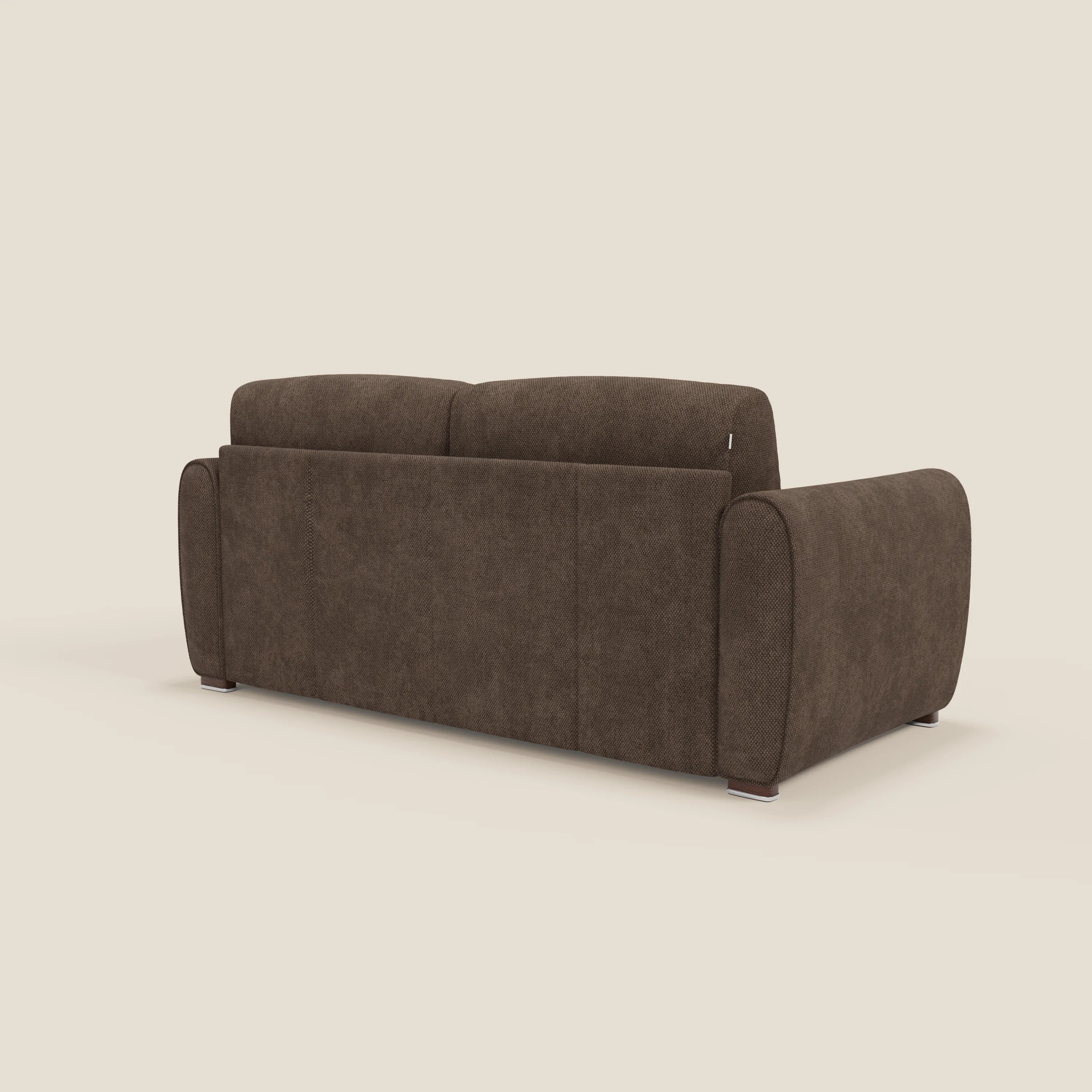 Il Kaleo Divano letto moderno di Divani.Store in tessuto impermeabile T26 marrone si mostra nella parte posteriore e laterale, mettendo in evidenza i braccioli arrotondati, lo schienale imbottito con materasso H17 cm ad alta densità e le gambe corte e contemporanee.