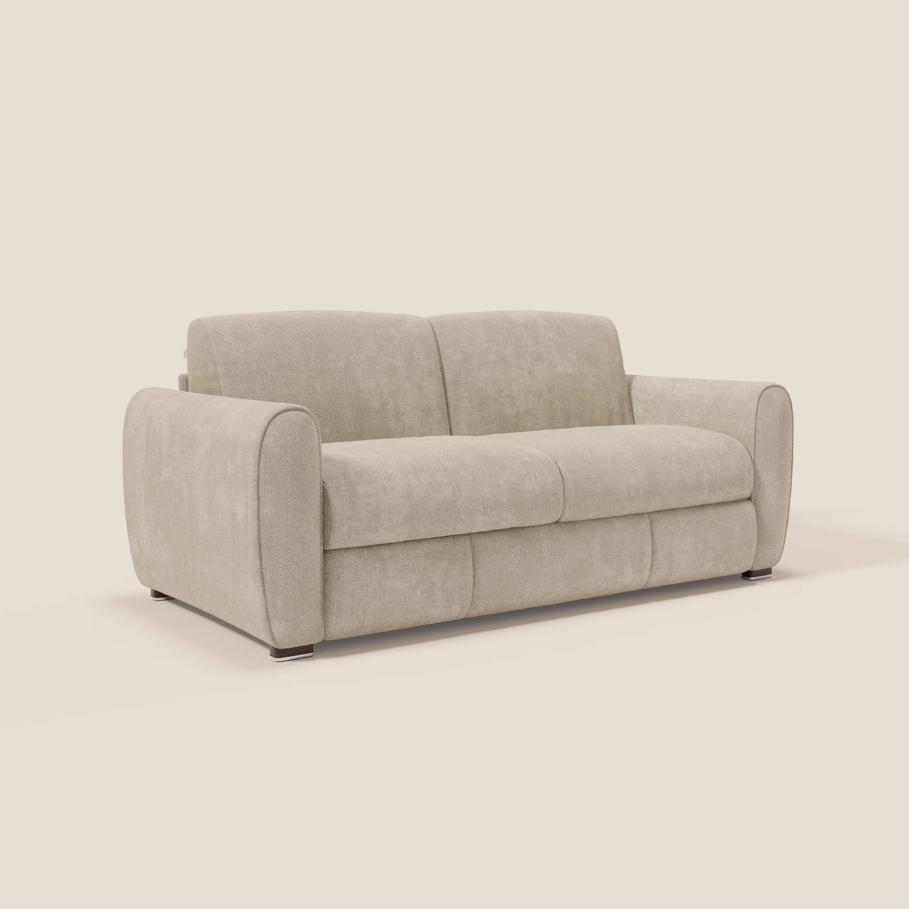 Il Kaleo Divano letto moderno di Divani.Store è caratterizzato da un raffinato tessuto panna T26 impermeabile, da un materasso ad alta densità H17 cm, da braccioli arrotondati, da cuscini morbidi e da piedini corti scuri, per offrire un comfort e uno stile minimalisti.