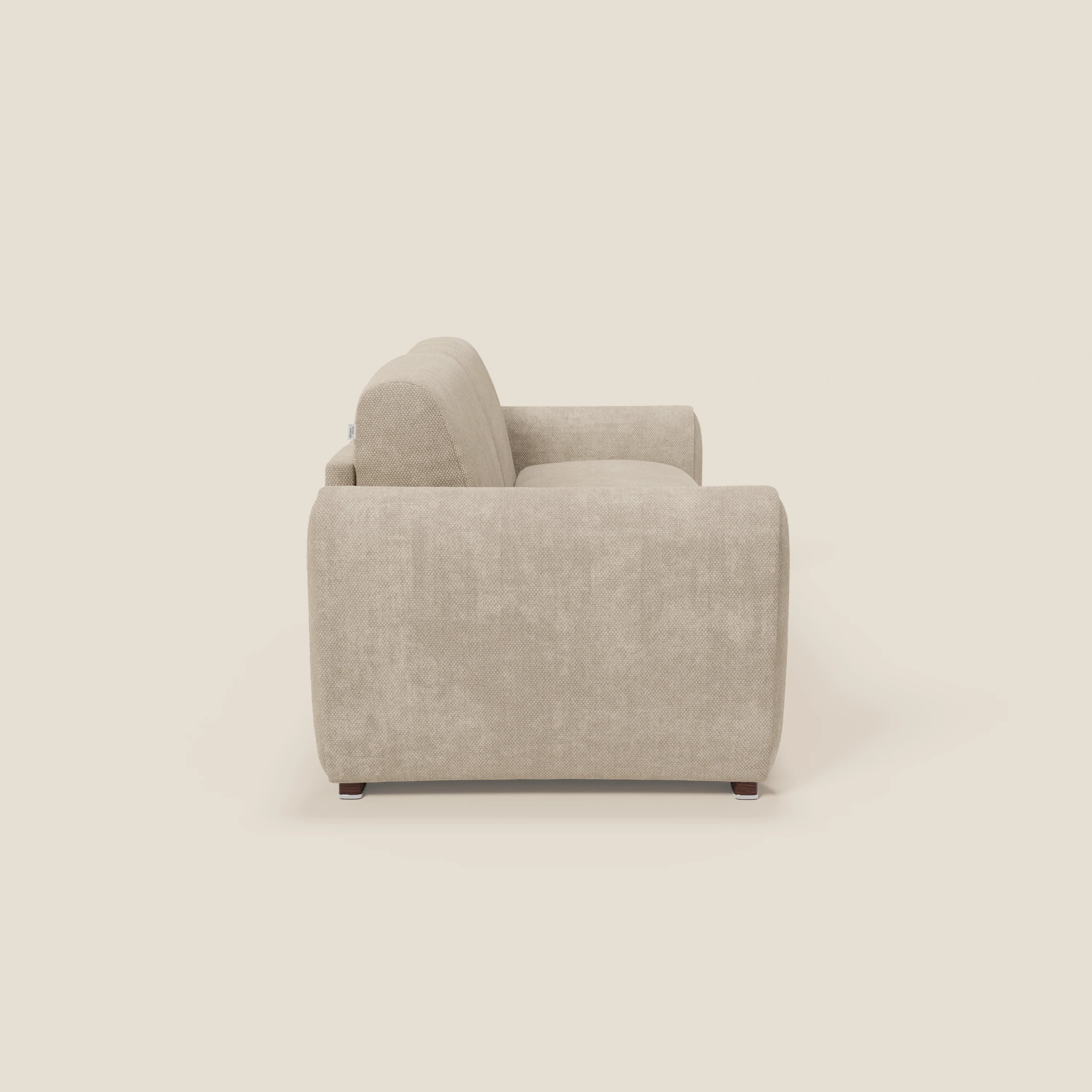 Kaleo Divano letto moderno di Divani.Store, presentato lateralmente in tessuto T26 impermeabile panna, è caratterizzato da spessi braccioli imbottiti, piedini corti e scuri e un materasso di H17 cm, che conferisce uno stile moderno e minimalista a qualsiasi spazio.