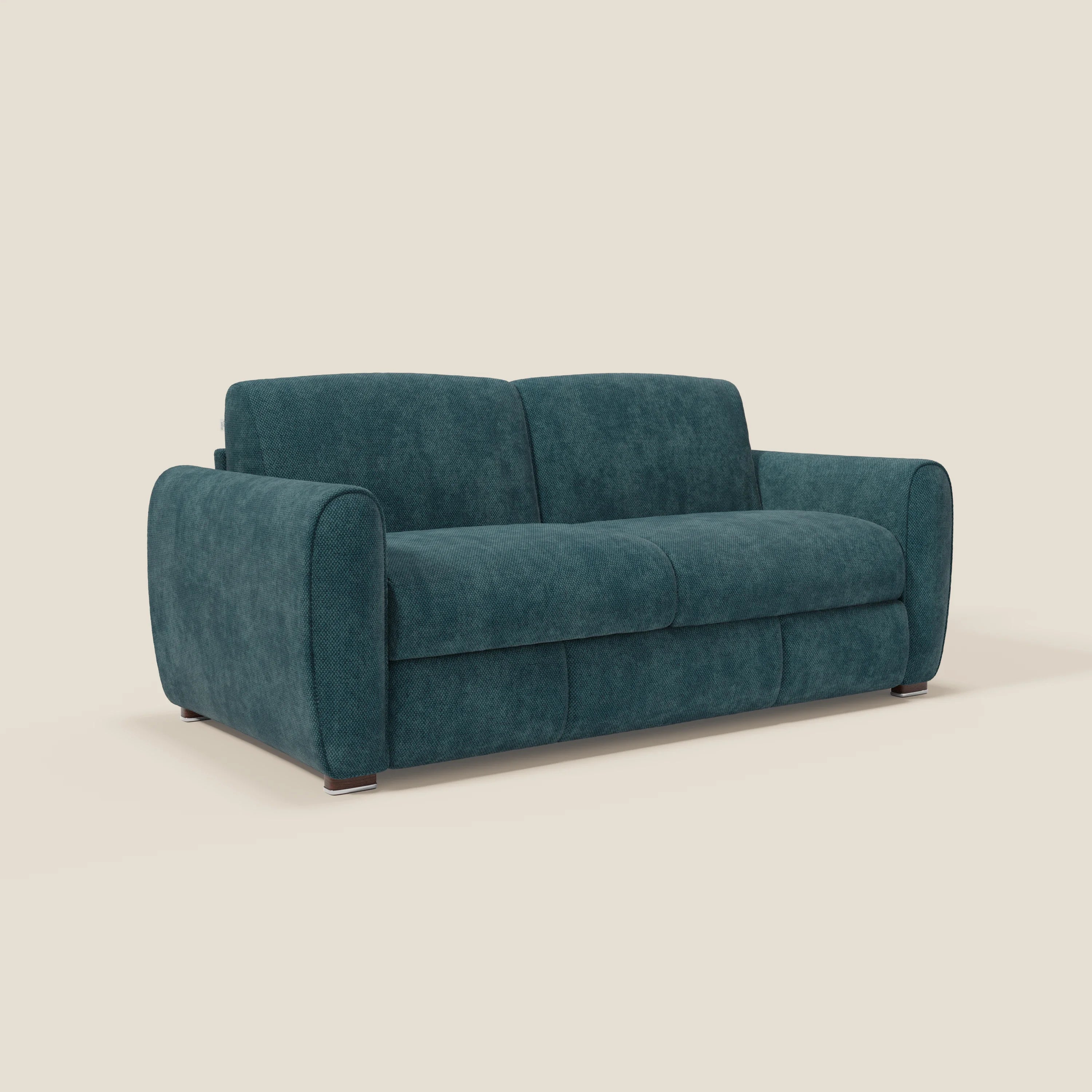 Il Kaleo Divano letto moderno di Divani.Store, in raffinato tessuto impermeabile T26 petrolio, è caratterizzato da una seduta morbida, braccioli e schienale arrotondati, morbida texture in velluto, piedini in legno e un design pulito, ideale per gli spazi contemporanei.