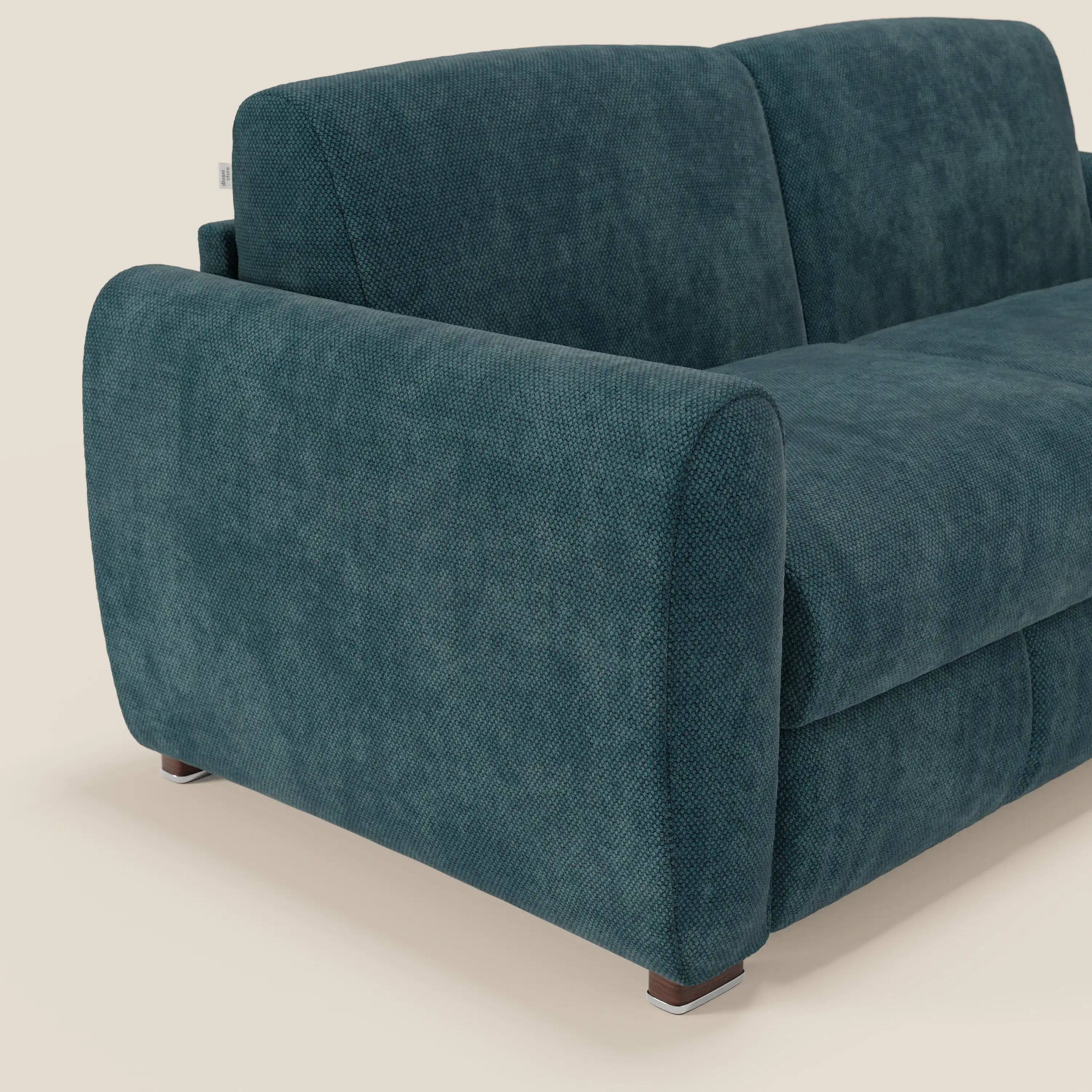 Kaleo Divano letto moderno di Divani.Store è caratterizzato da tessuto impermeabile T26 petrolio, ampi braccioli arrotondati, due cuscini per lo schienale e gambe corte in legno con punte in metallo, il tutto in un design elegante e contemporaneo.