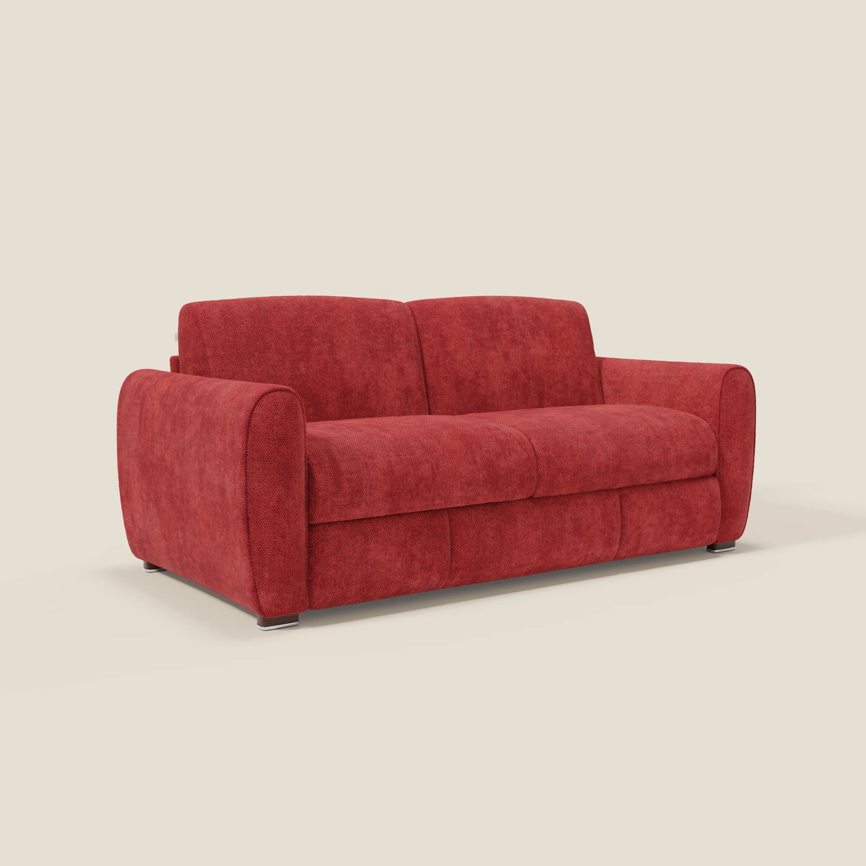 Il Kaleo Divano letto moderno di Divani.Store è caratterizzato da un vivace tessuto impermeabile rosso T26, da cuscini in feltro, da braccioli arrotondati e da gambe corte e squadrate. Il suo design contemporaneo combina stile e comfort, su uno sfondo bianco sporco.