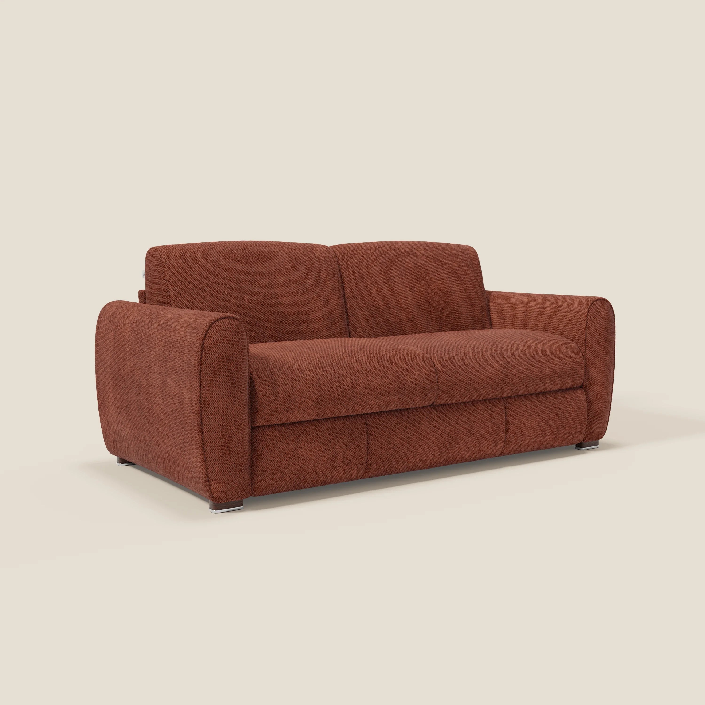 Il divano letto moderno Kaleo di Divani.Store, in raffinato tessuto impermeabile T26 arancione ruggine, è caratterizzato da braccioli arrotondati, schienale basso, imbottitura soffice e gambe corte di colore nero per un look all'insegna del comfort contemporaneo.