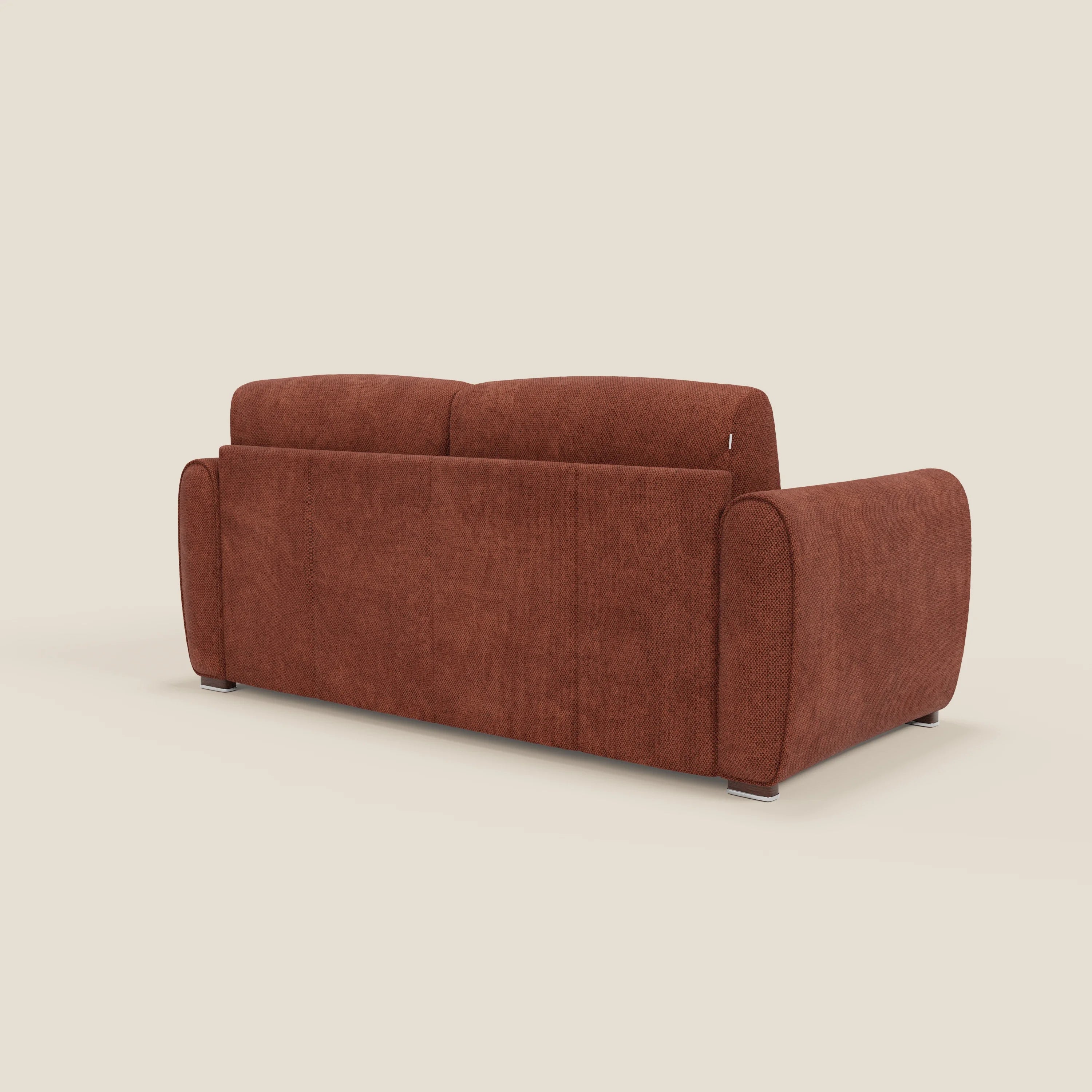 Il Kaleo Divano letto moderno di Divani.Store, in raffinato tessuto impermeabile T26 arancione ruggine, è caratterizzato da uno schienale massiccio, braccioli lisci e arrotondati e gambe corte e scure, ideali per uno spazio abitativo contemporaneo.