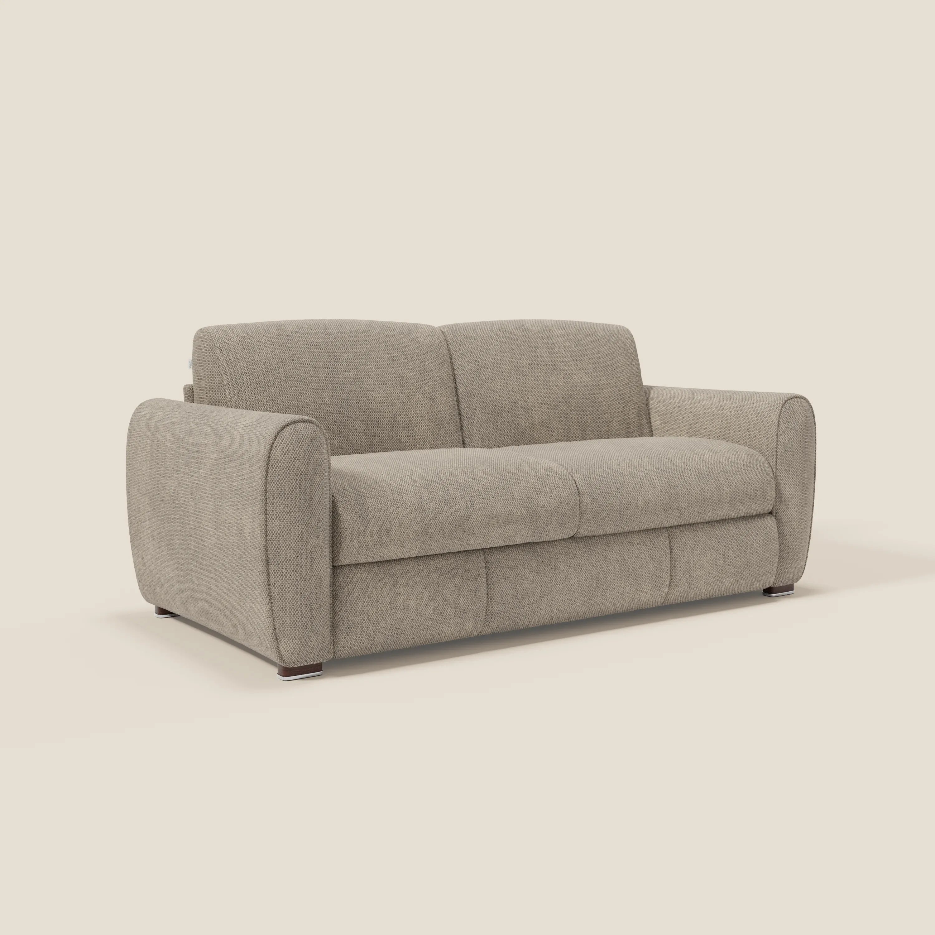 Kaleo Divano letto moderno di Divani.Store è caratterizzato da un tessuto raffinato in tortora impermeabile T26, ampi braccioli arrotondati, schienale basso e seduta imbottita su corte gambe in legno: contemporaneo e accogliente su uno sfondo bianco sporco.