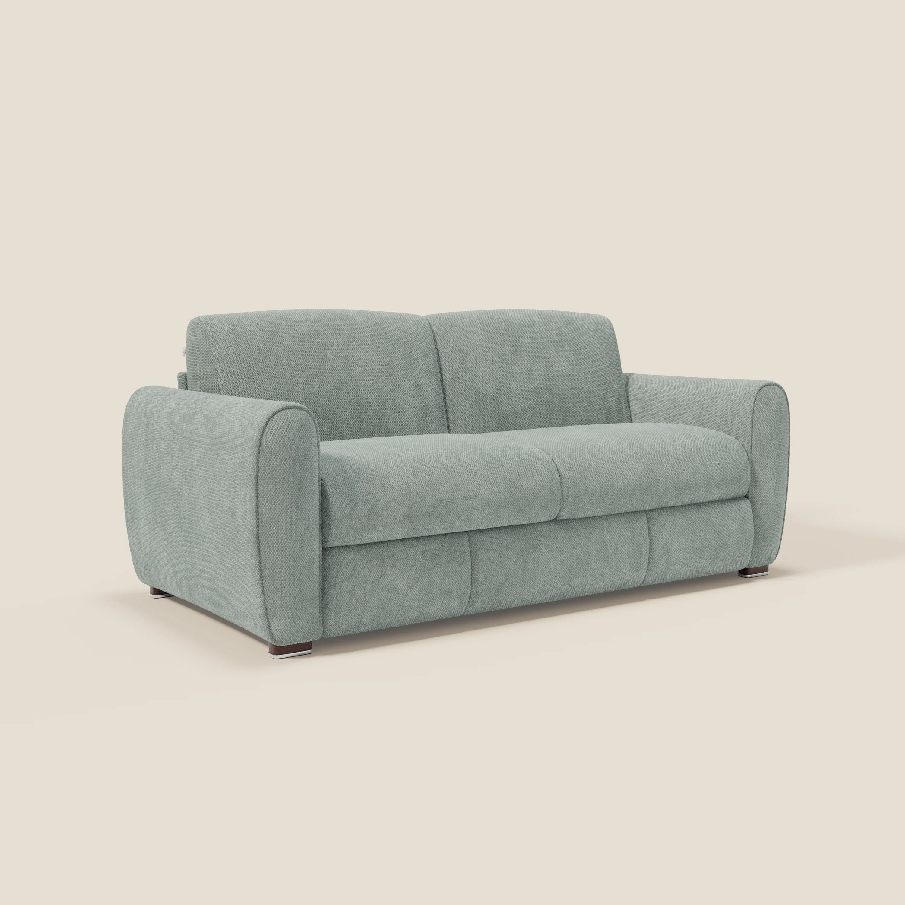 Il divano letto moderno Kaleo di Divani.Store è caratterizzato da un tessuto impermeabile T26 verde acqua chiaro, braccioli arrotondati, materasso ad alta densità H17 cm, seduta felpata e piccole gambe nere, il tutto su uno sfondo tinta unita crema.