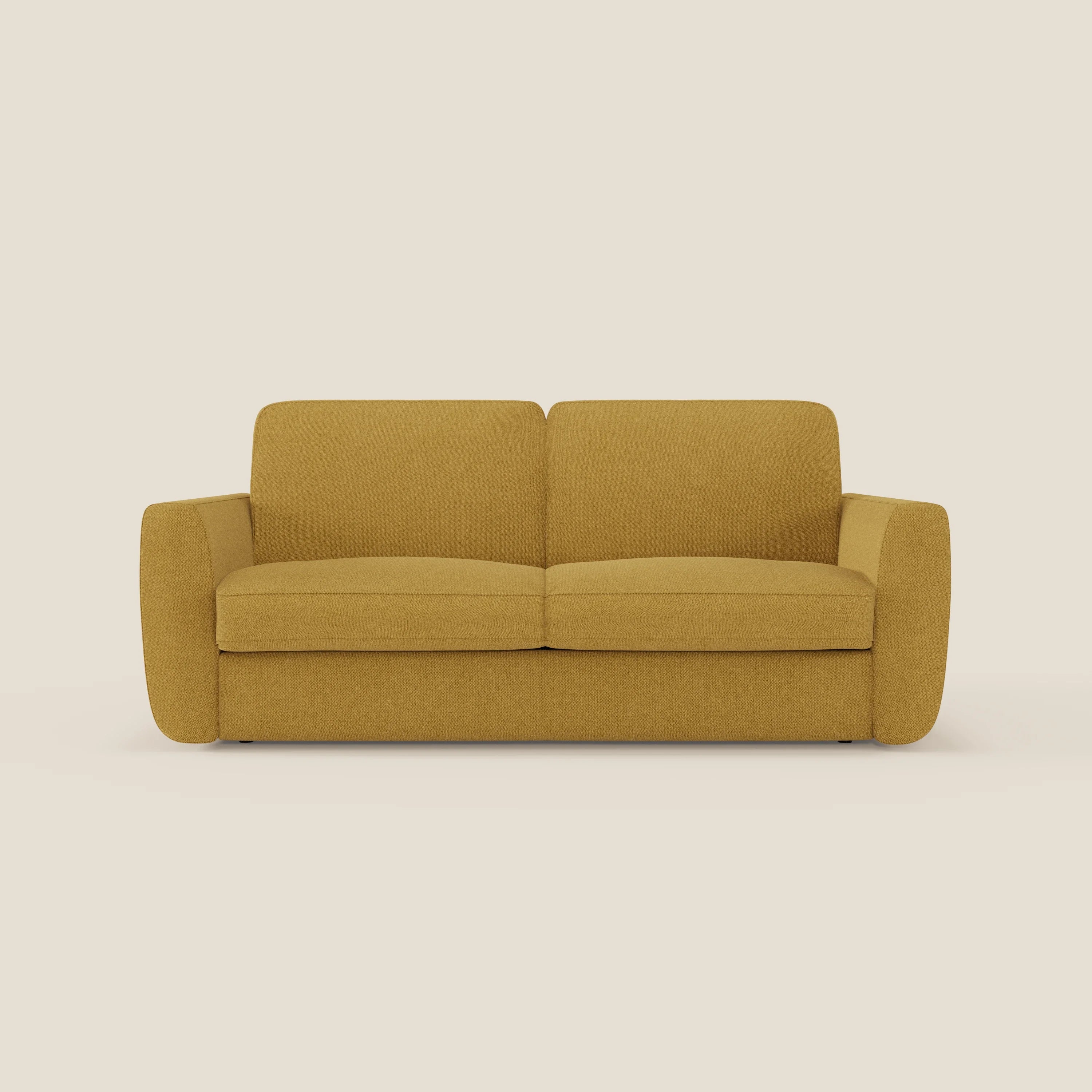 Il divano letto sfoderabile Leonida di Divani.Store, in tessuto Smacchiabile T23 giallo sole, è caratterizzato da braccioli e schienali morbidi e arrotondati, da un design moderno e minimalista, da un materasso ad alta densità H18 cm e da un vano portaguanciali.