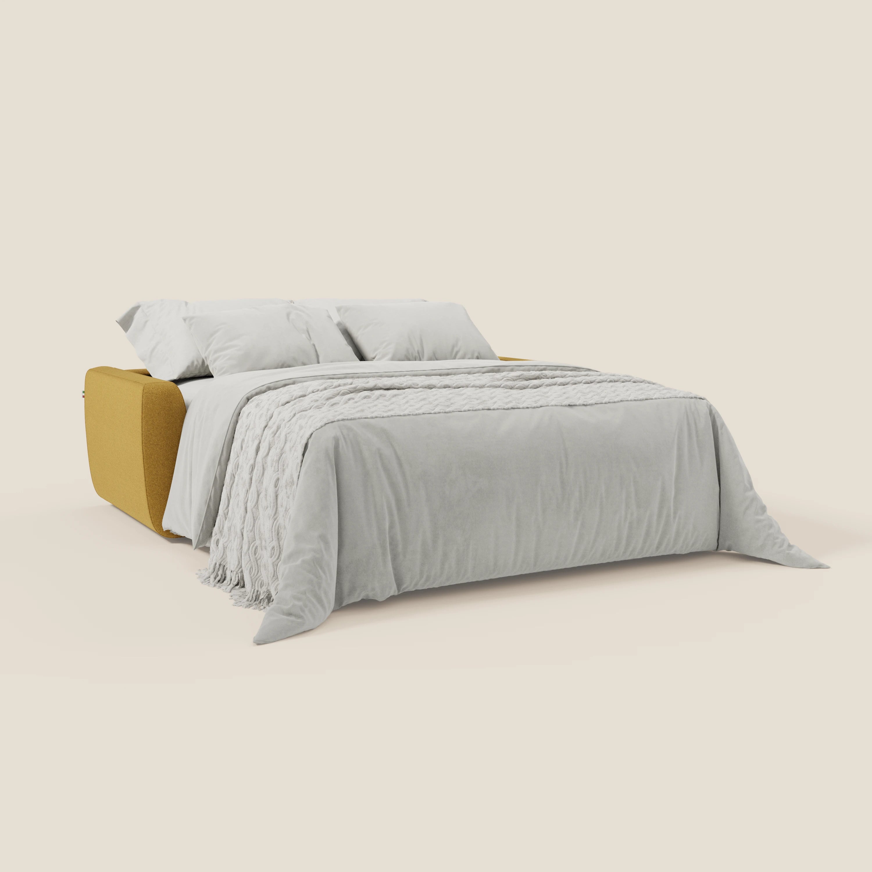 Il divano letto sfoderabile Leonida di Divani.Store, in tessuto smacchiabile T23 giallo sole con materasso ad alta densità H18 cm e cuscino contenitore, è abbinato a piumone e cuscini grigio chiaro su uno sfondo bianco sporco per un tocco di modernità.