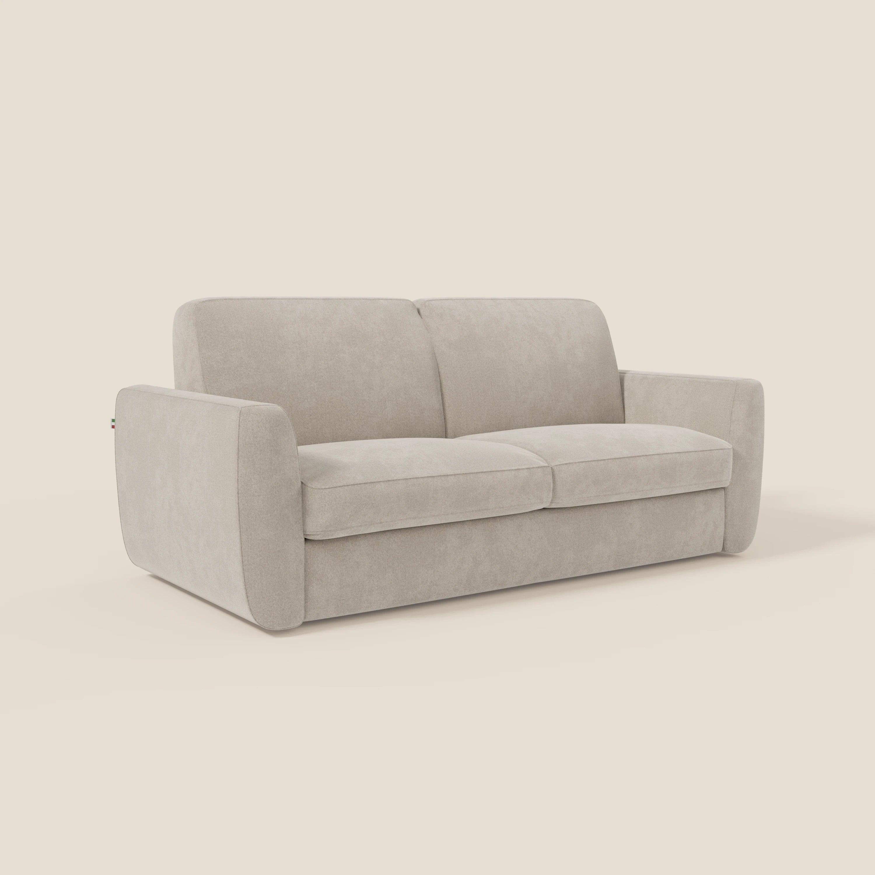 Il divano letto sfoderabile Leonida di Divani.Store, in tessuto smacchiabile T23 panna, è caratterizzato da due cuscini di seduta, ampi braccioli, schienale basso, materasso ad alta densità H18 cm, meccanismo in acciaio rinforzato e vano porta guanciali.