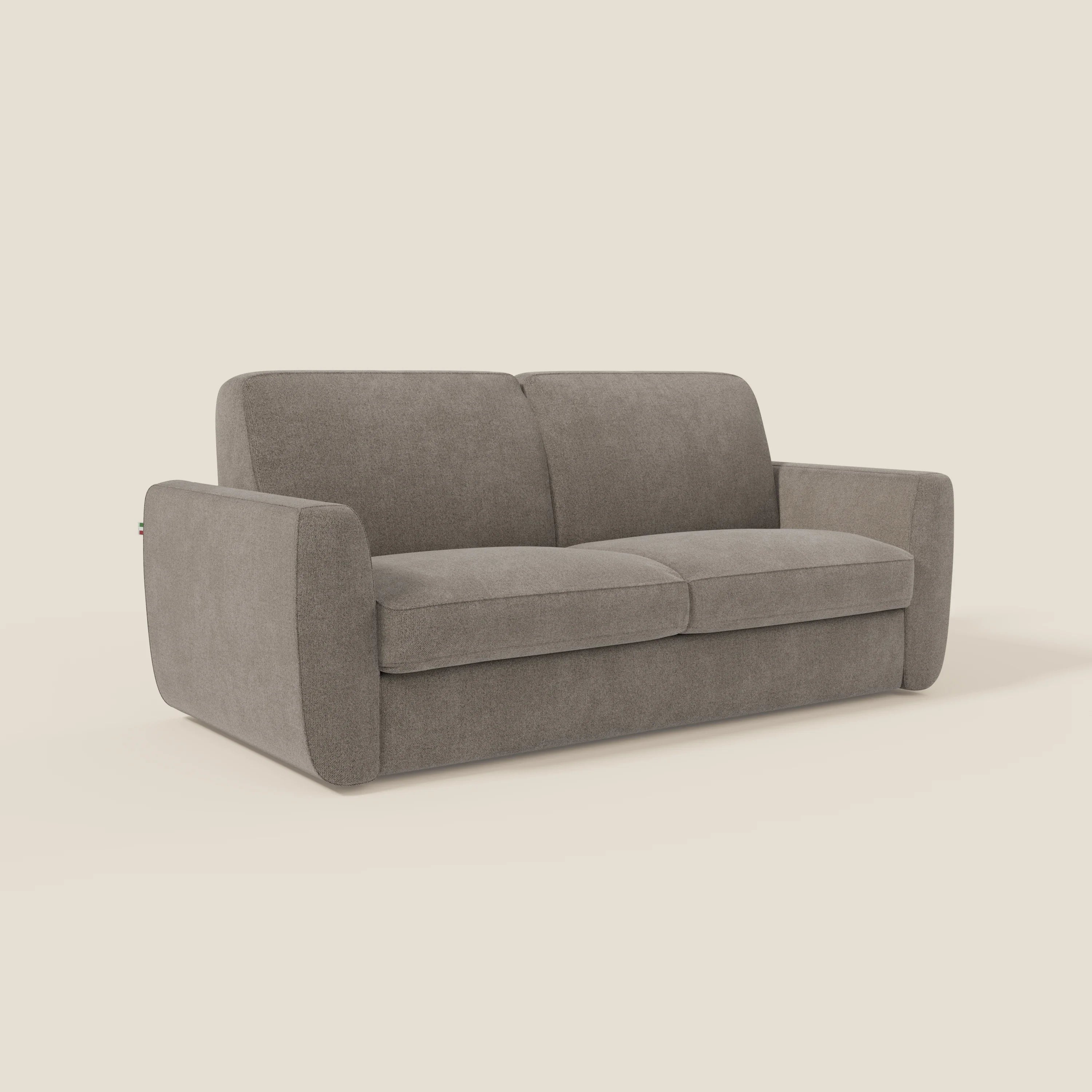 Il divano letto Leonida di Divani.Store è un moderno divano a due posti in tessuto talpa T23 antimacchia, caratterizzato da ampi braccioli arrotondati, cuscini in feltro, bordi morbidi, assenza di gambe a vista, rivestimento sfoderabile con materasso H18 cm e cuscino contenitore.