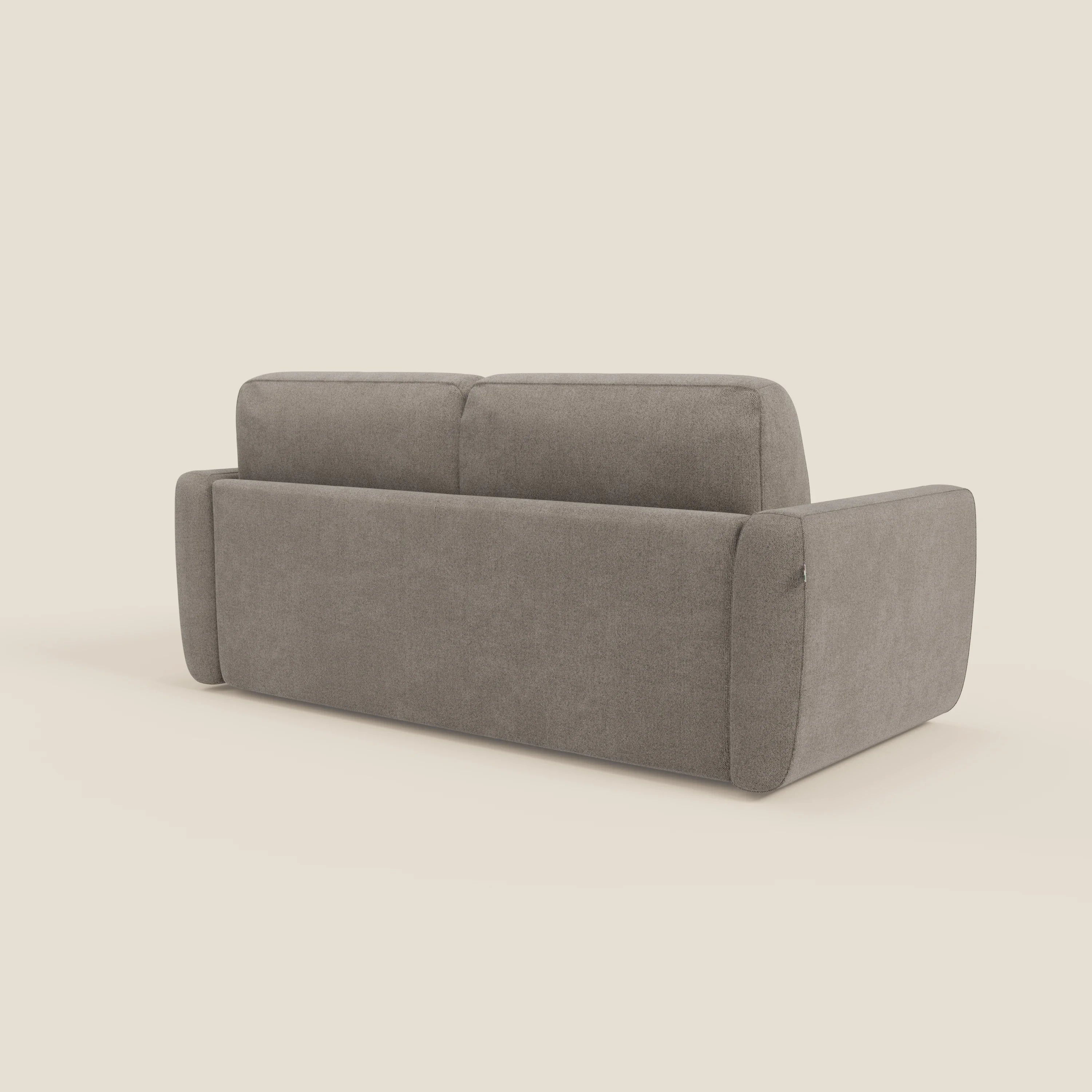 Il divano letto sfoderabile Leonida di Divani.Store, in tessuto Smacchiabile T23 talpa, viene mostrato dal retro, mettendo in evidenza i suoi cuscini morbidi, gli ampi braccioli e il materasso H18 cm con cuscino incorporato.
