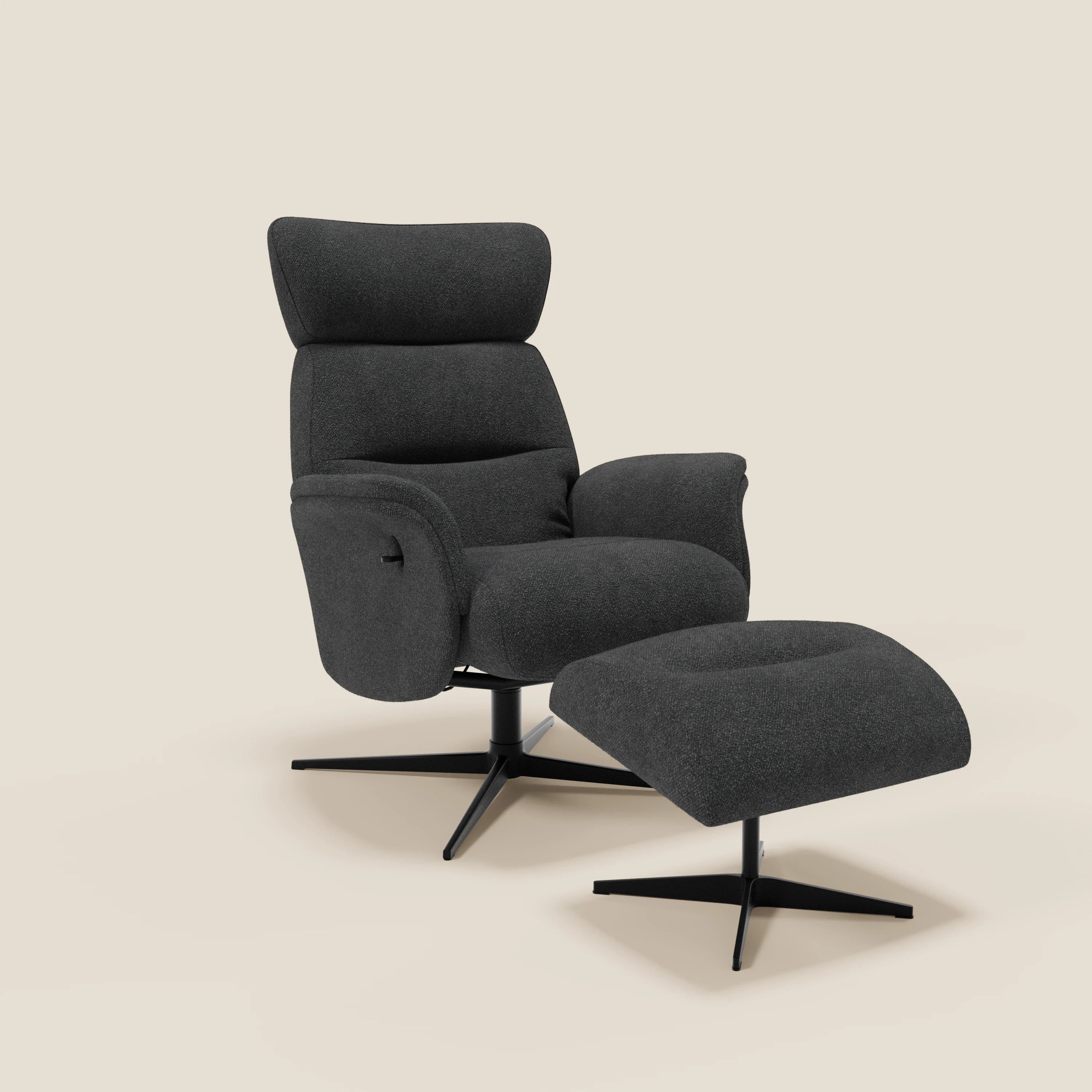 Divani.Store Lunor Poltrona relax reclinabile con pouf poggiapiedi in tessuto bouclé impermeabile T07 antracite è caratterizzata da braccioli imbottiti, schienale alto e basi girevoli in metallo nero, su sfondo beige.