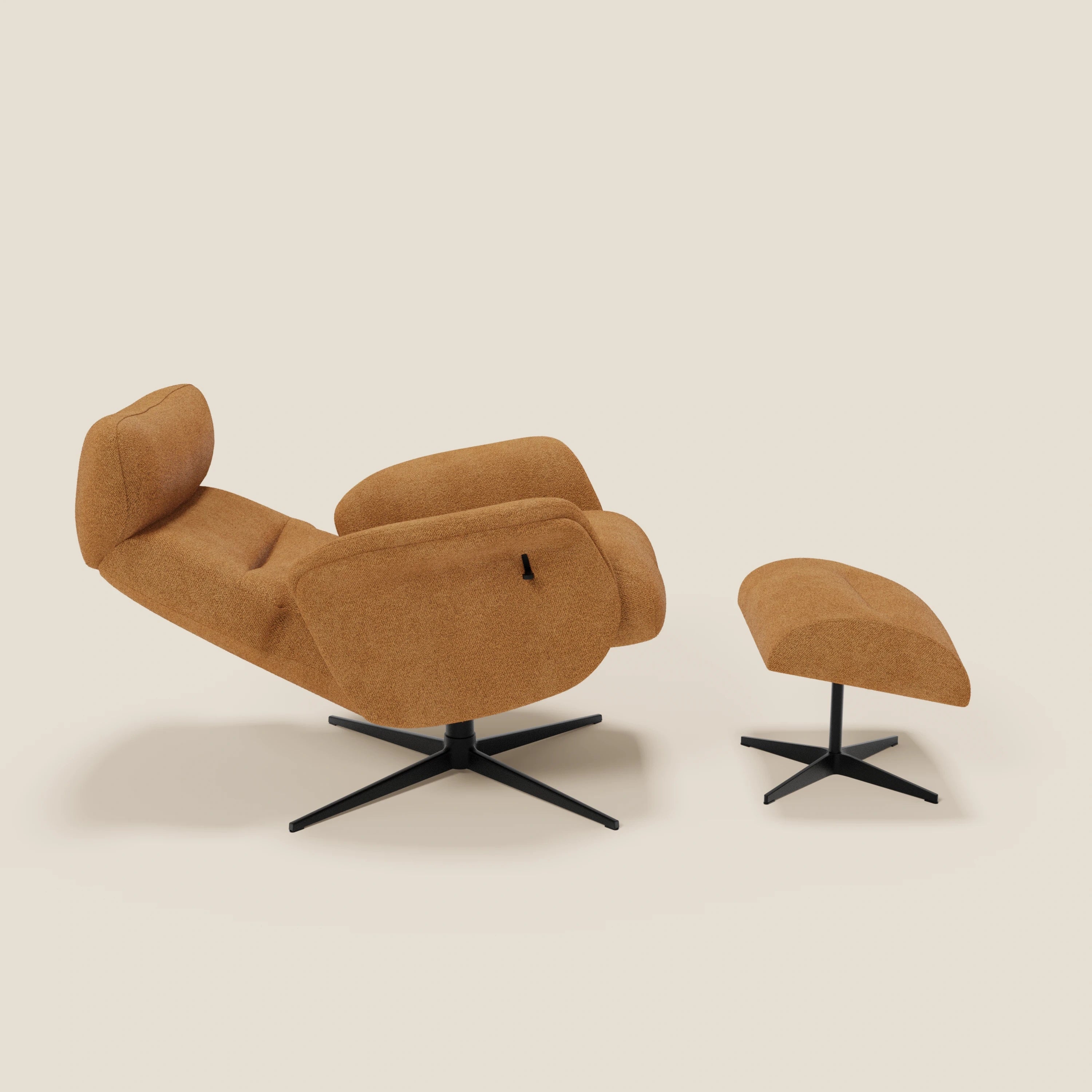 La Poltrona relax Lunor reclinabile con pouf poggiapiedi di Divani.Store è caratterizzata da tessuto bouclé impermeabile T07 arancione e basi girevoli nere. Viene presentata reclinata con il pouf abbinato, su uno sfondo beige chiaro.
