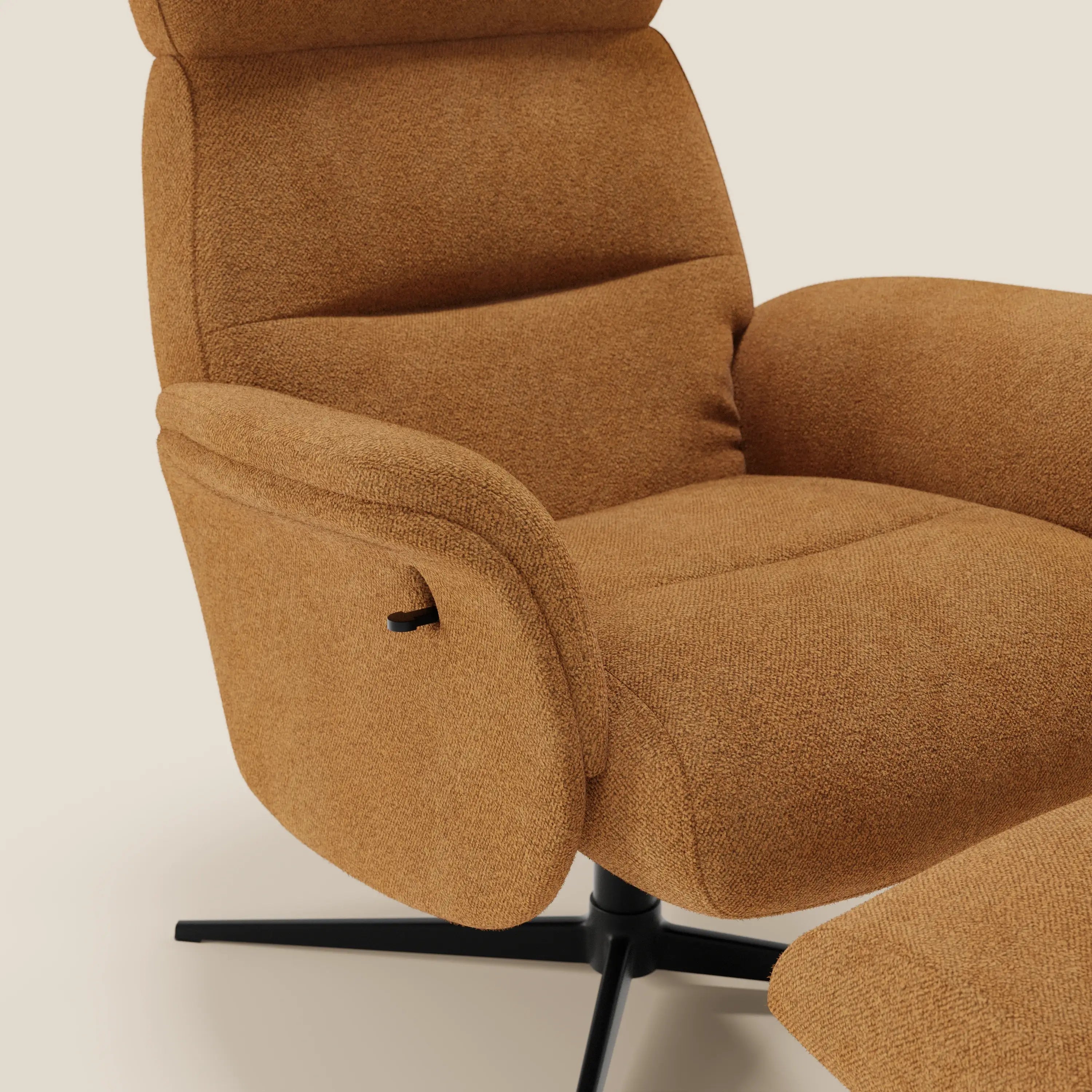 Primo piano di Lunor Poltrona relax reclinabile con pouf poggiapiedi in tessuto bouclé impermeabile T07 arancione di Divani.Store, che mostra la morbida imbottitura, i braccioli angolati e la base girevole in metallo nero su uno sfondo neutro.